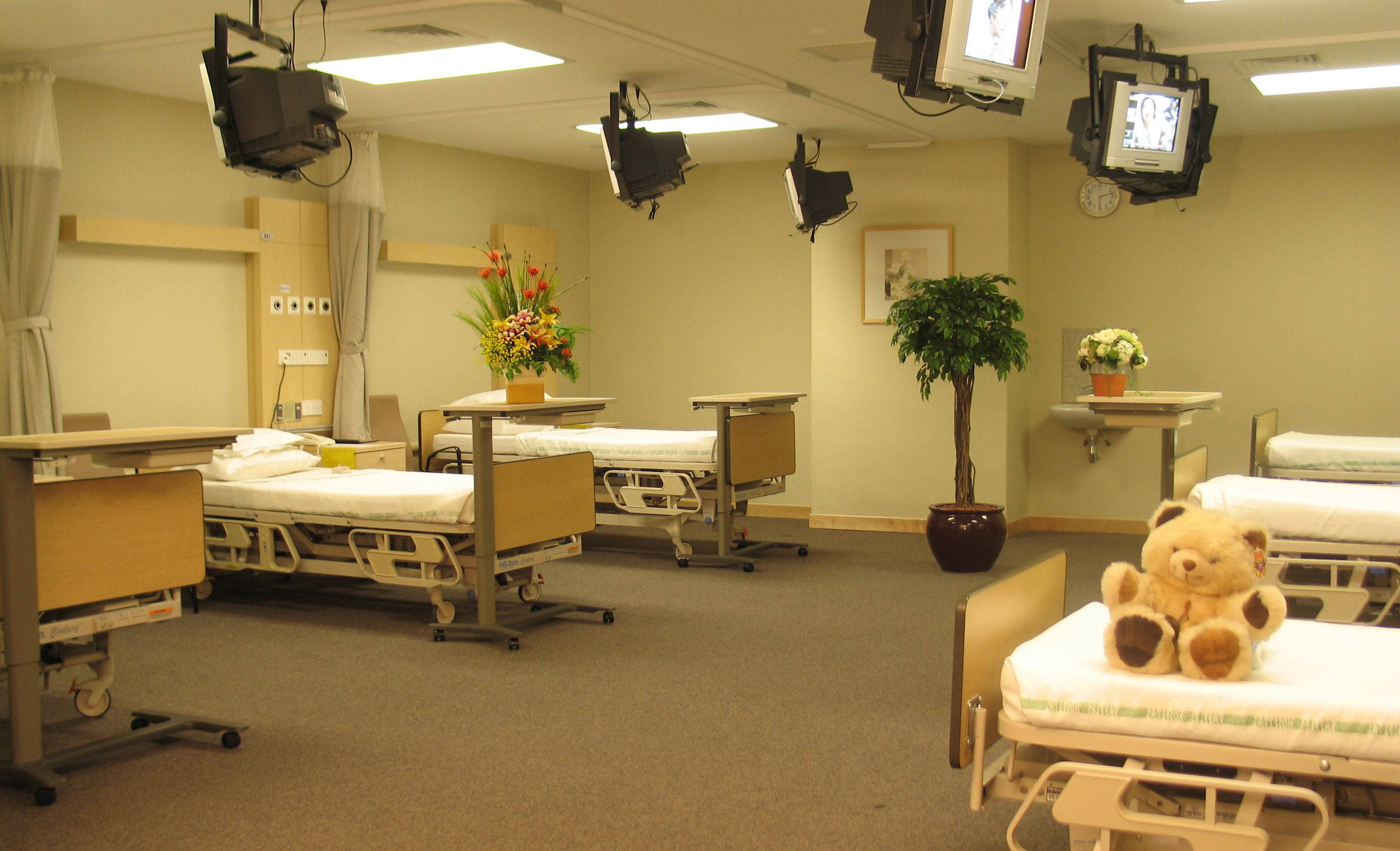 Children's Hospital Ward, fluorescent lights, beds, 2K Desktop Wallpaper