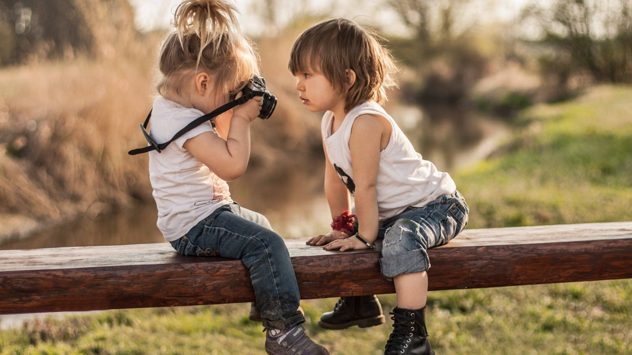 toddler, wooden fence, camera, 2K Desktop Wallpaper