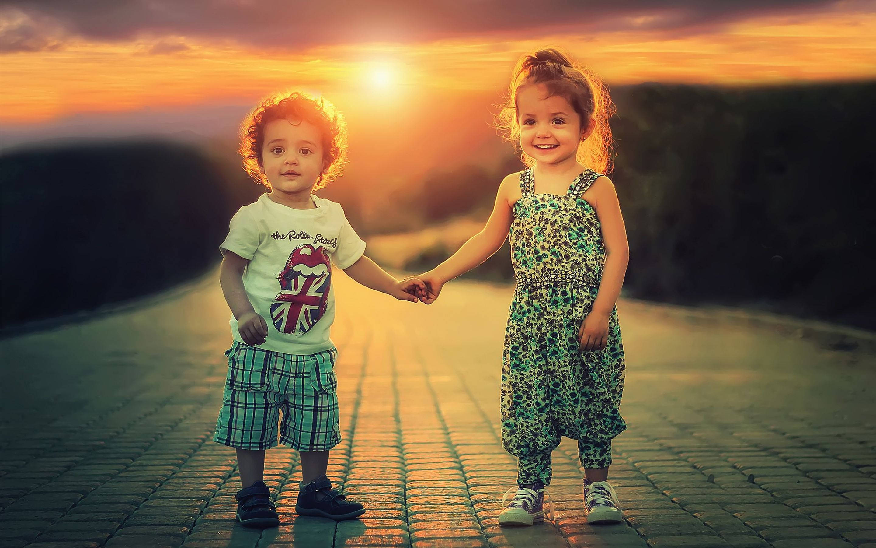 children, holding hands, sunset, 2K Desktop Wallpaper
