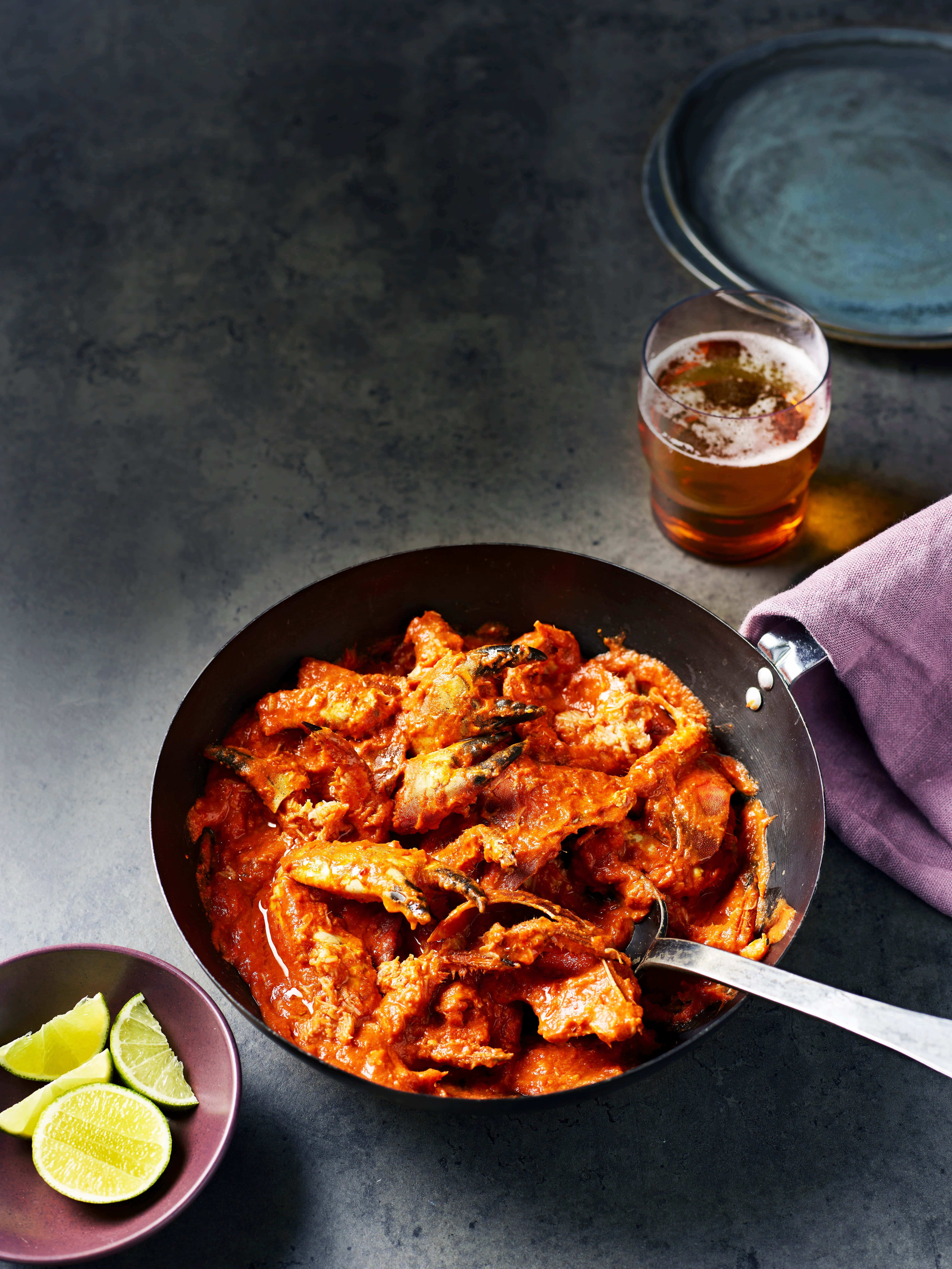 chilli crab, black pan, lime wedges, 5K Phone Wallpaper