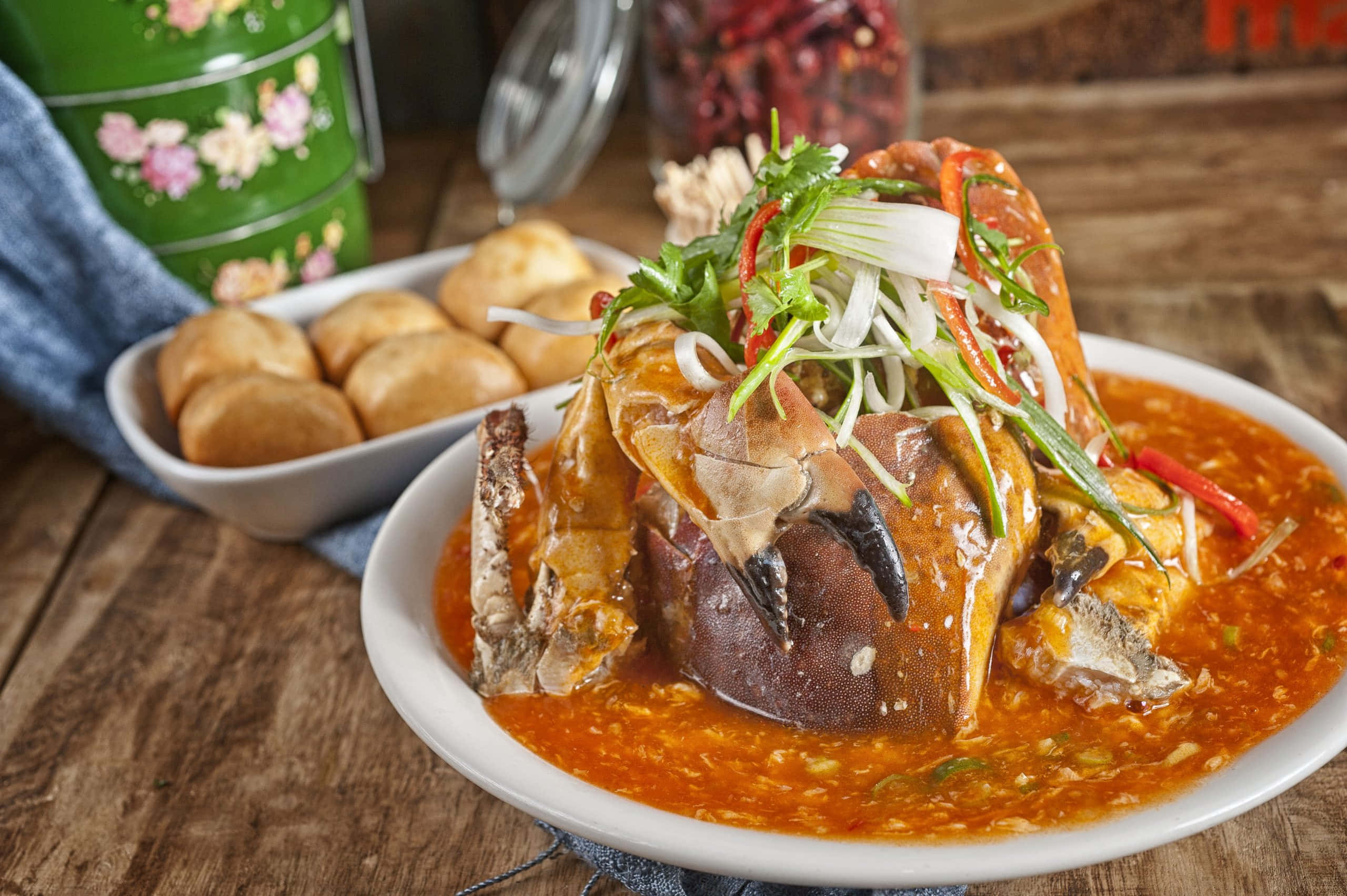Chilli Crab, spicy crab curry, golden buns, 2K Desktop Wallpaper
