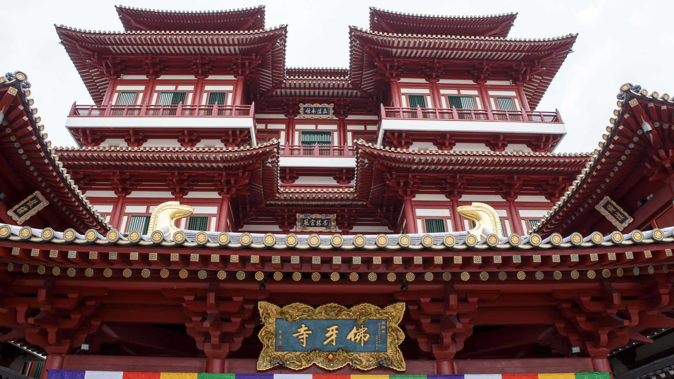 Chinatown Singapore, traditional Chinese temple, red and gold, Full HD Desktop Wallpaper