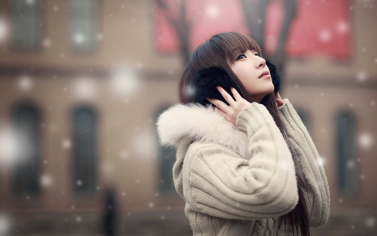 Chinese Woman, earmuffs, beige coat, SD Desktop Wallpaper