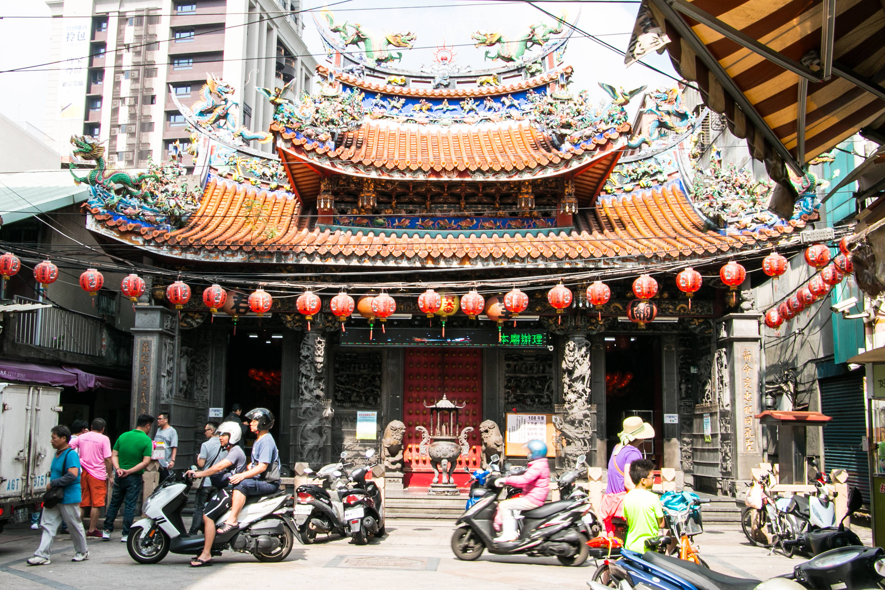 Chinese New Year, traditional temple, ornate tiled roof, 2K Desktop Wallpaper