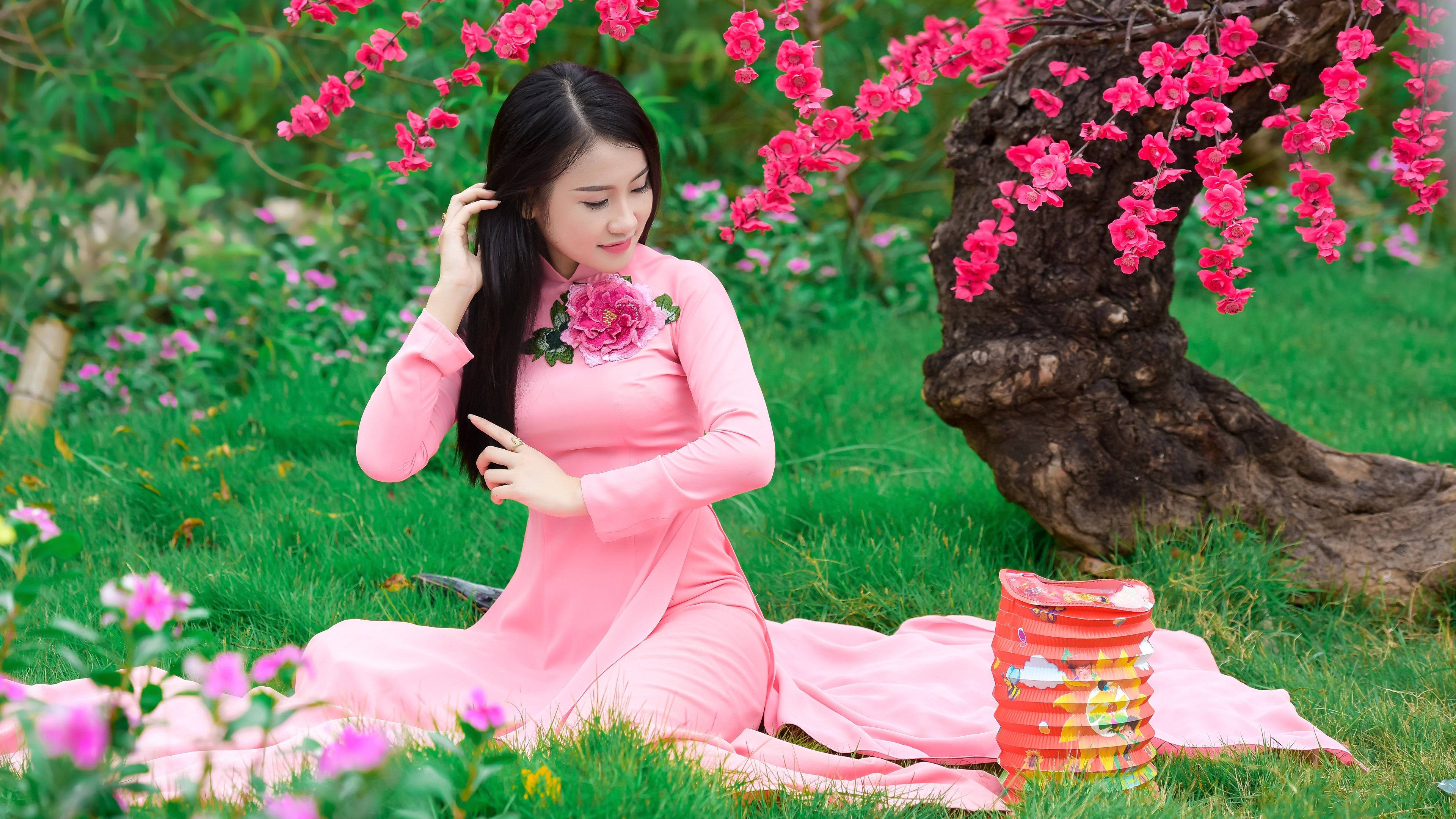 pink ao dai, blossoming pink tree, lush green garden, 4K Desktop Wallpaper