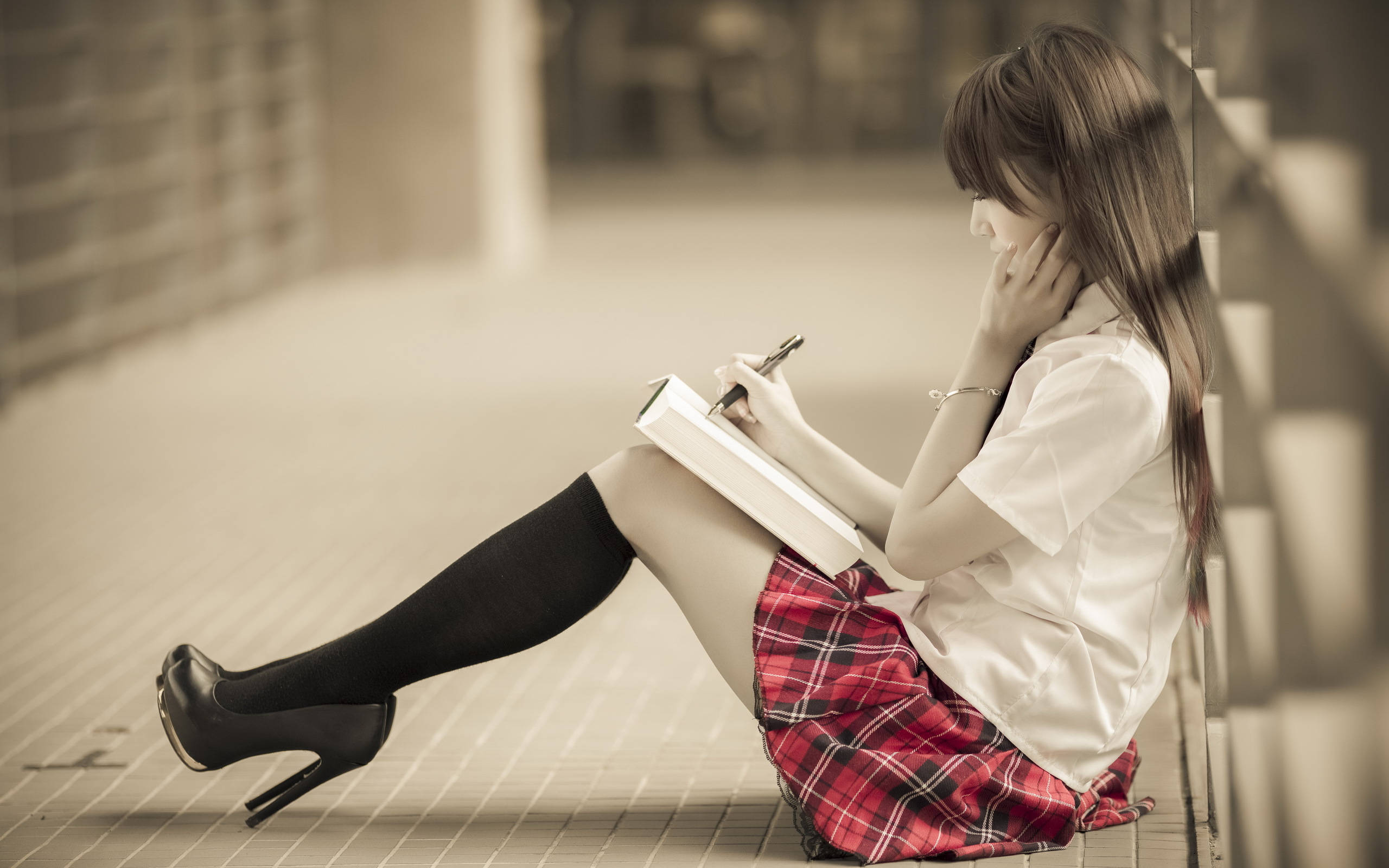 Chinese woman, school uniform, tiled ground, 2K Desktop Wallpaper