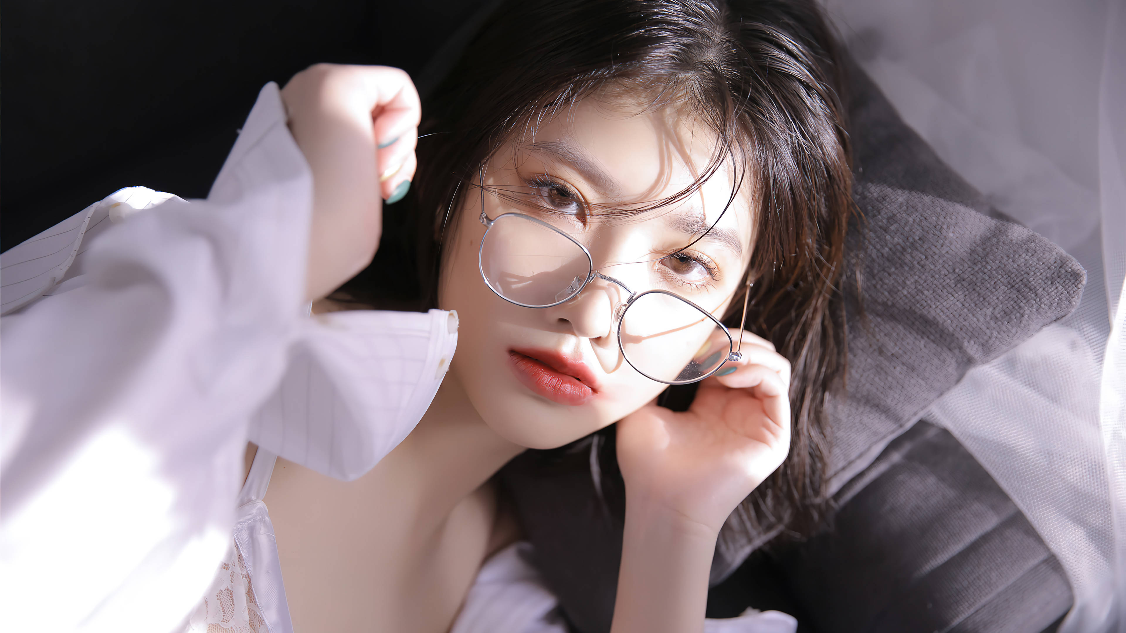 Chinese woman, dark hair, round glasses, 4K Desktop Wallpaper