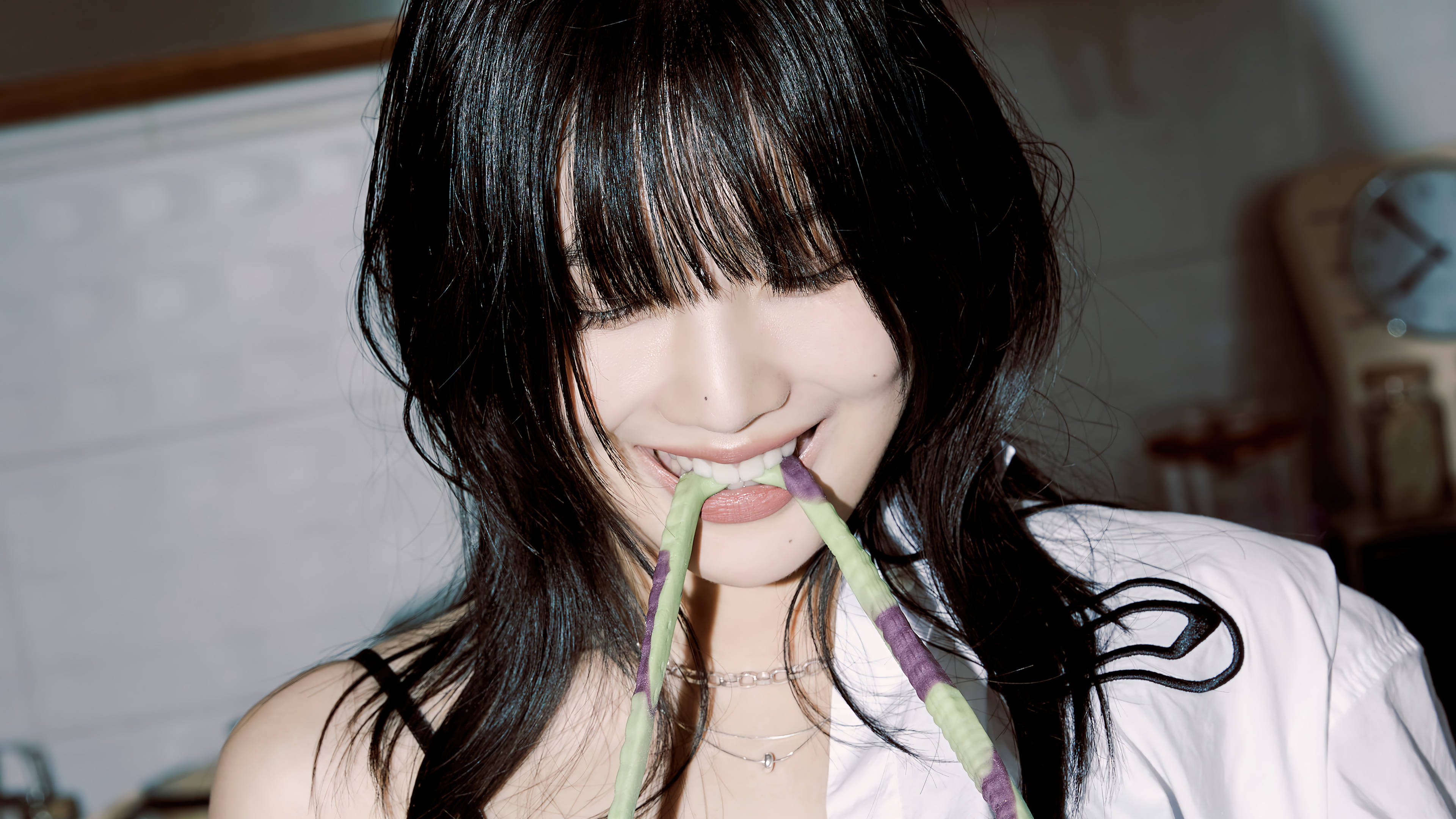 Chinese woman, dark hair, green and purple striped straws, 4K Desktop Wallpaper