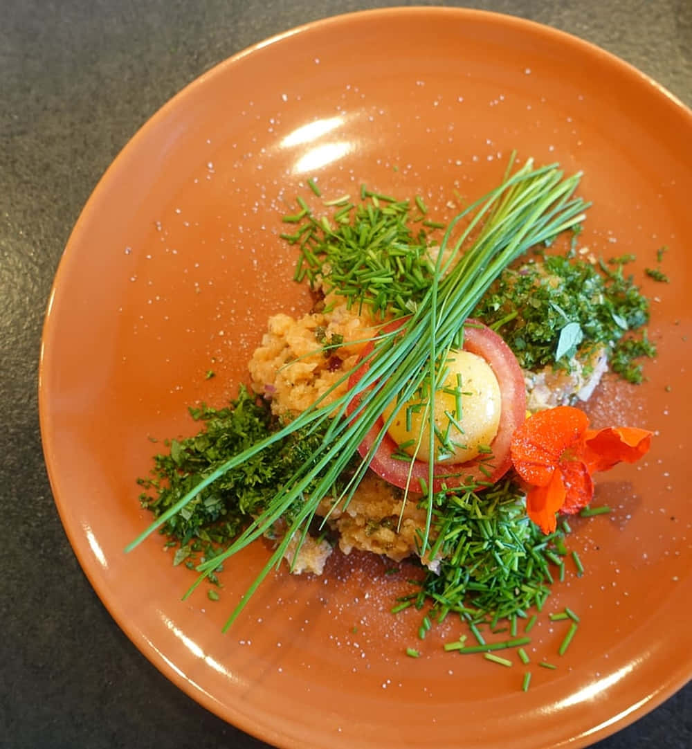 ground salmon dish, green chives, tomato slices, SD Phone Wallpaper