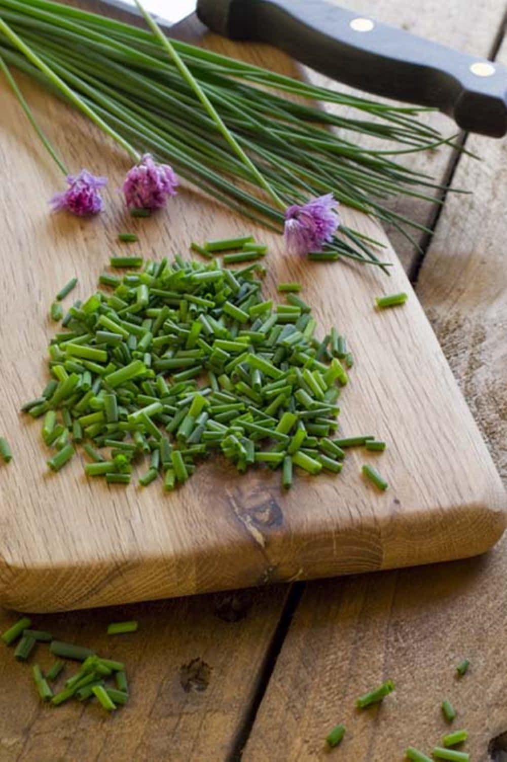 chopped green chives, whole green chives, purple blossoms, HD Phone Wallpaper