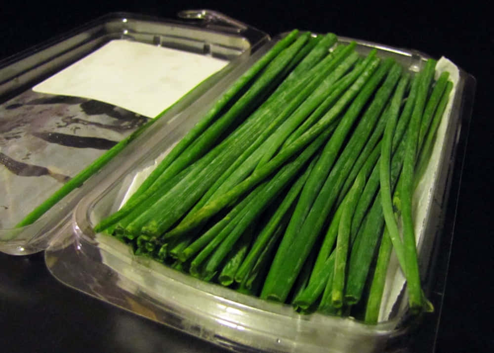 fresh garlic chives, clear plastic container, white paper liner, SD Desktop Wallpaper
