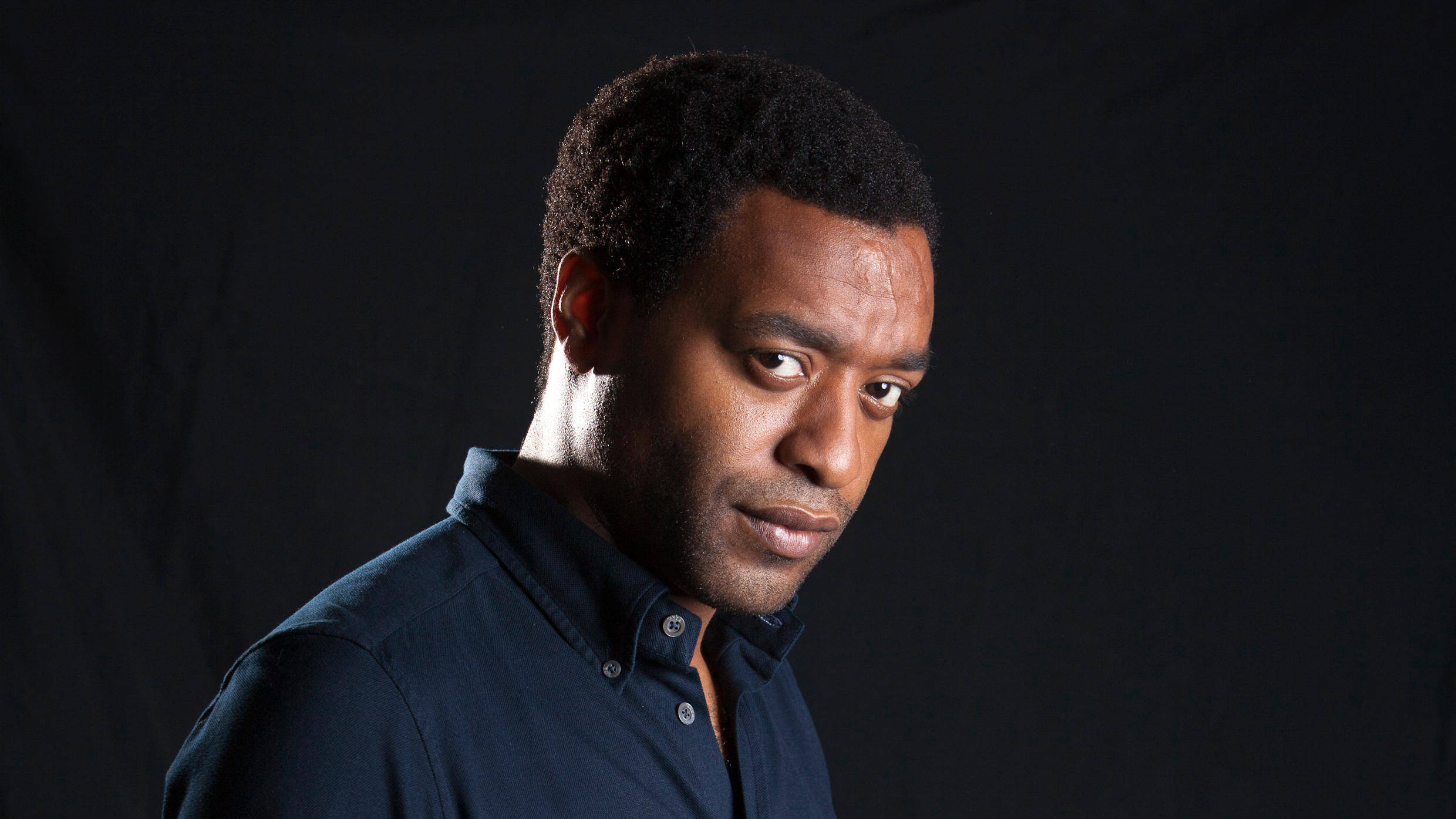 Chiwetel Ejiofor, dark blue shirt, black backdrop, Full HD Desktop Wallpaper
