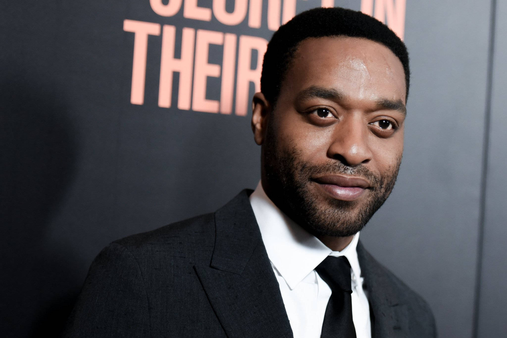 Chiwetel Ejiofor, dark suit and tie, gray backdrop, Full HD Desktop Wallpaper