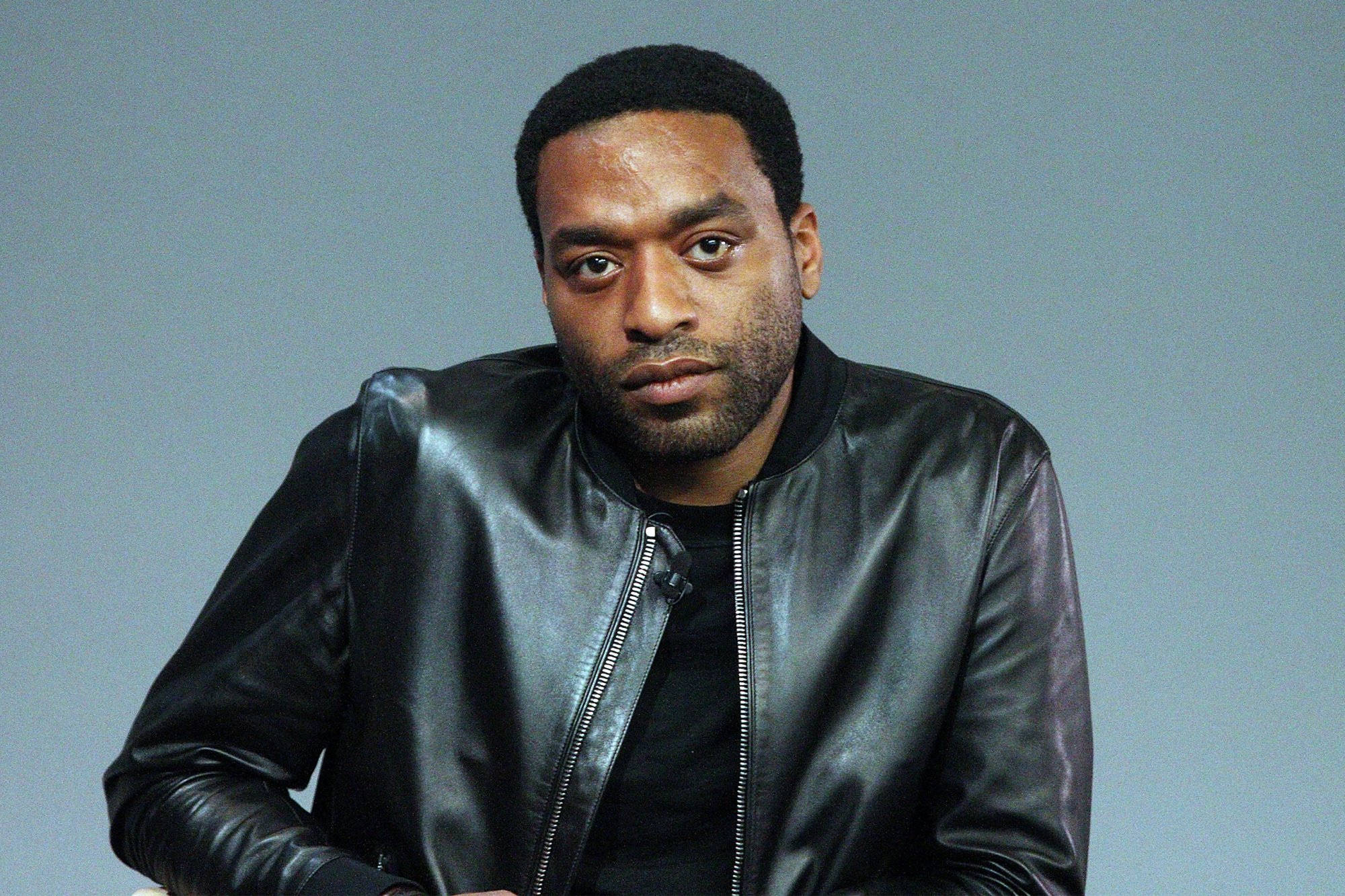Chiwetel Ejiofor, black leather jacket, muted gray background, Full HD Desktop Wallpaper