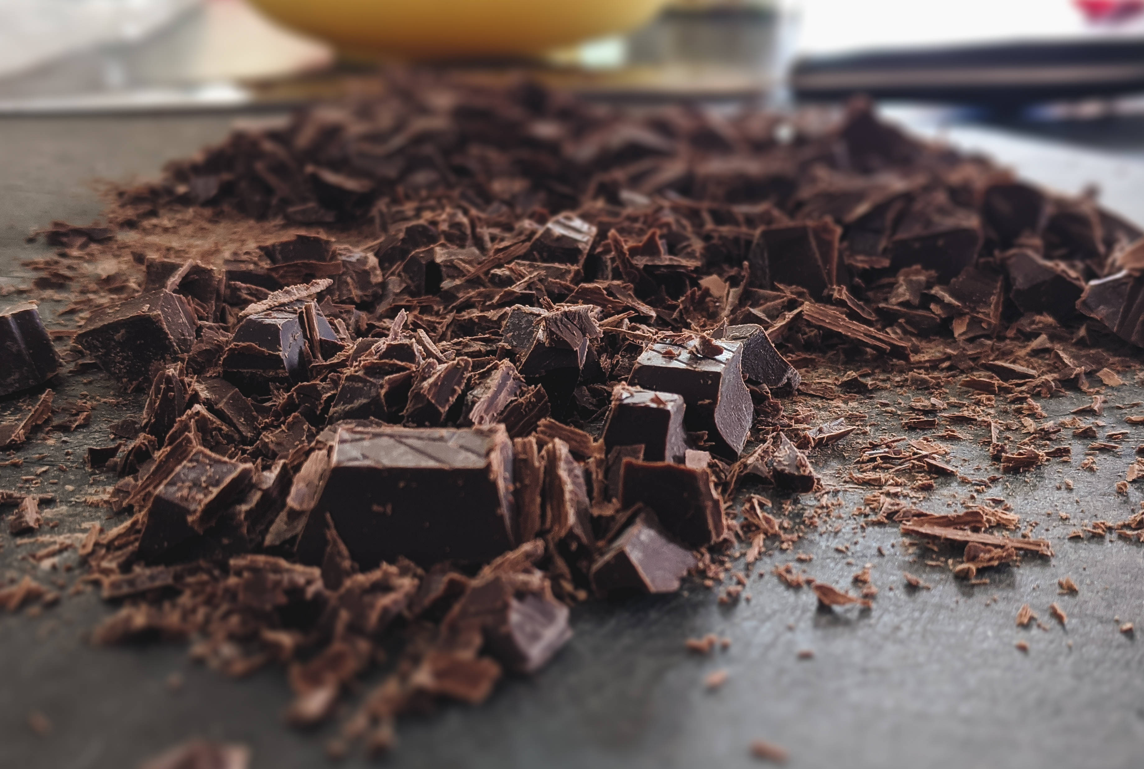 dark chocolate, chocolate chunks, chocolate shavings, 2K Desktop Wallpaper
