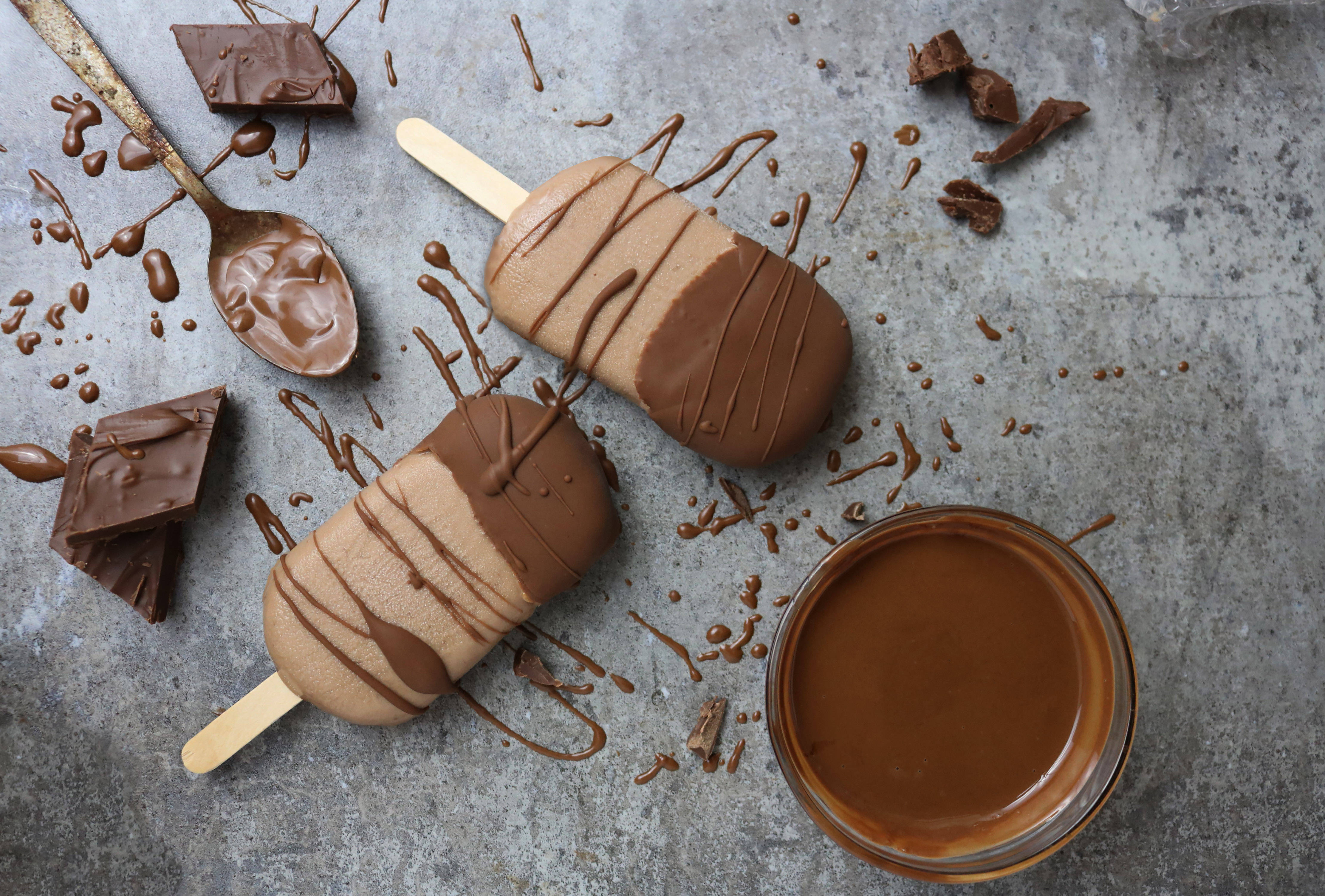 chocolate dipped ice cream bars, drizzled chocolate, spoon, 4K Desktop Wallpaper