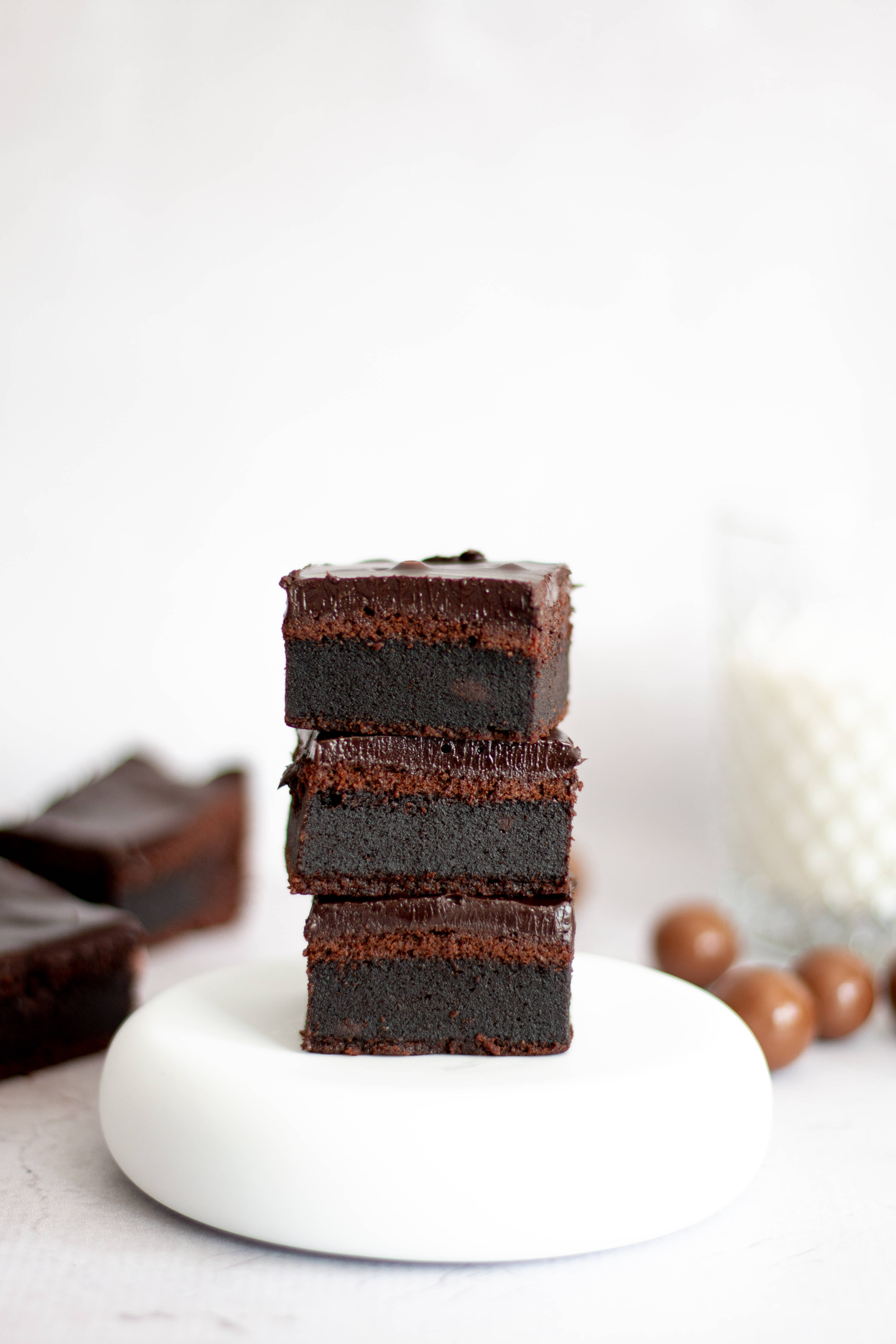 Chocolate Fudge Bars, chocolate brownies, white plate, 5K Phone Wallpaper