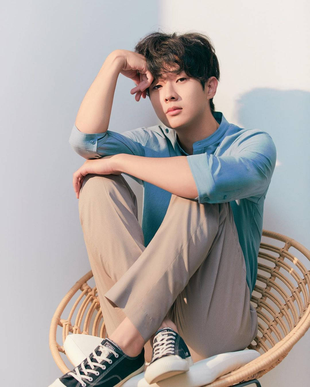Choi Woo Shik, wicker chair, blue shirt, HD Phone Wallpaper