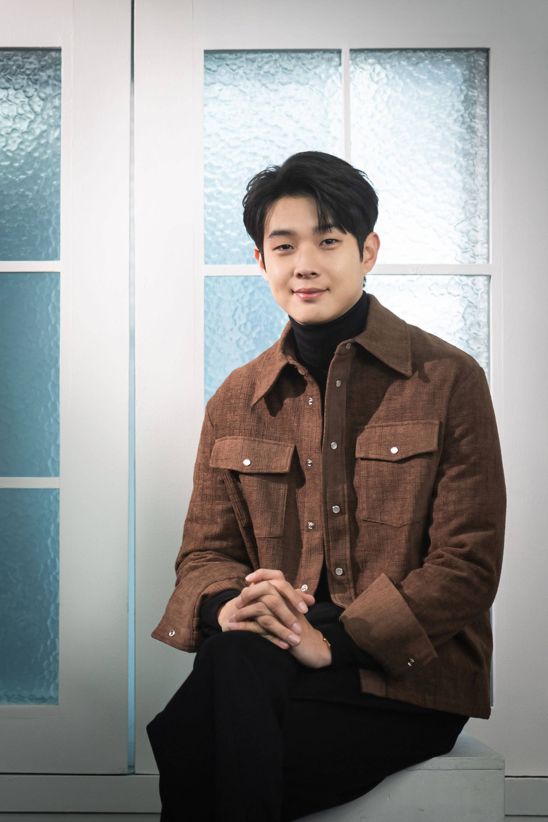 Choi Woo Shik, brown textured jacket, white bench, 2K Phone Wallpaper