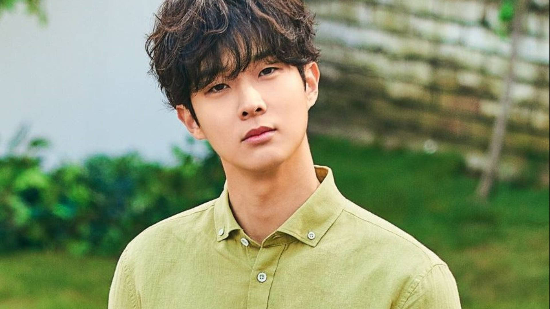 Choi Woo Shik, tousled brown hair, light green button-up shirt, Full HD Desktop Wallpaper