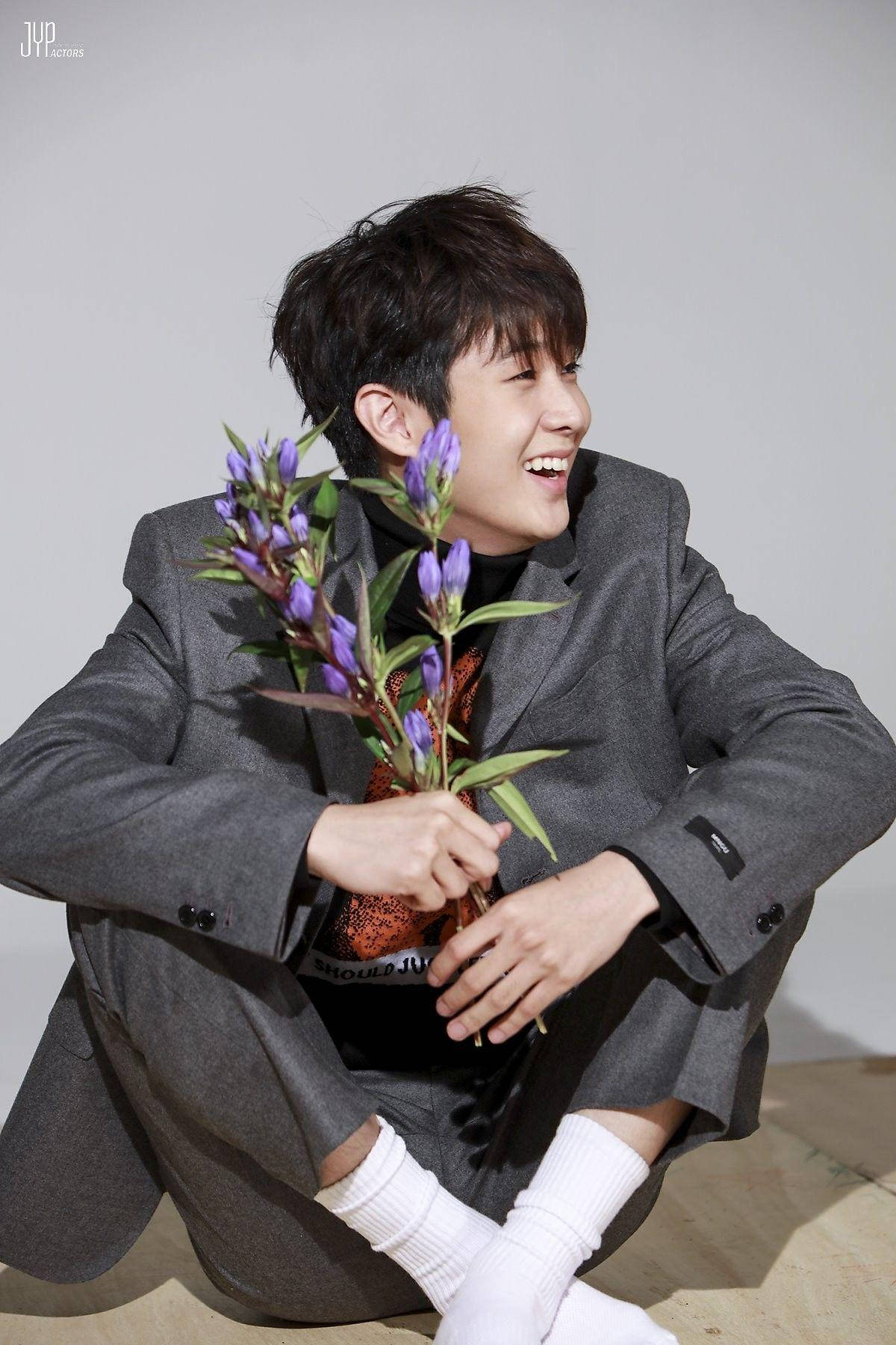 Choi Woo Shik, gray suit, purple flowers, HD Phone Wallpaper