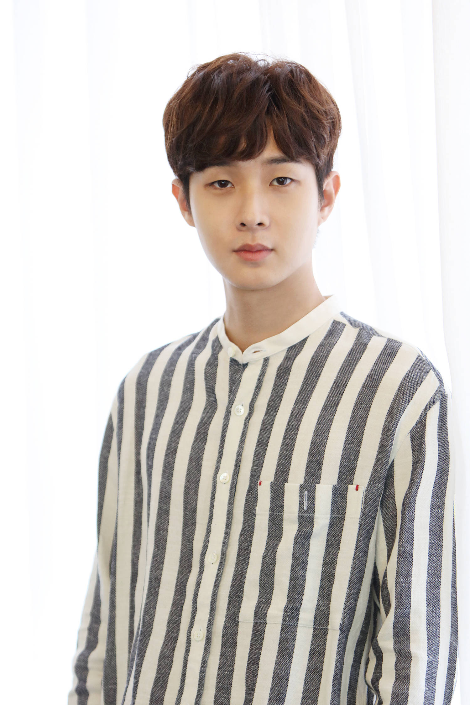 Choi Woo Shik, striped long sleeves, brown hair, Full HD Phone Wallpaper