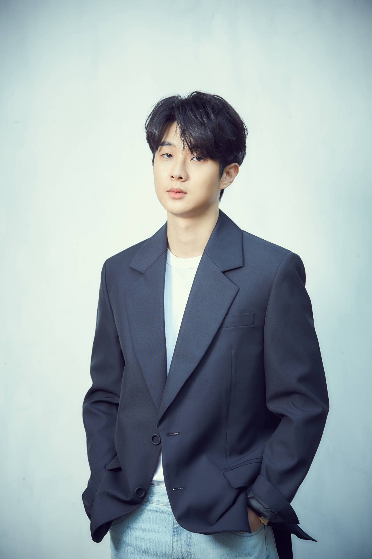 Choi Woo Shik, dark blazer, light jeans, Full HD Phone Wallpaper