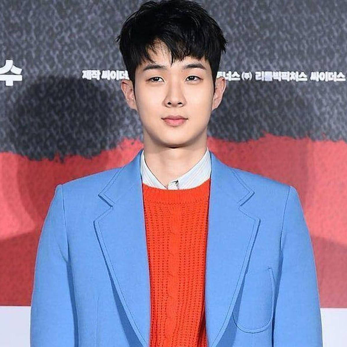 Choi Woo Shik, dark hair, bright blue blazer, SD Desktop Wallpaper