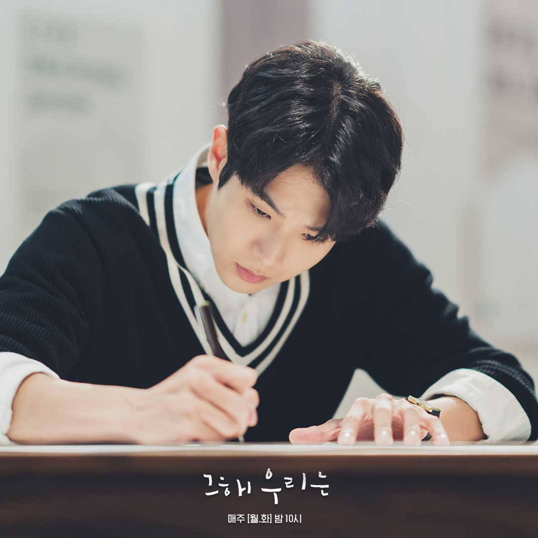 Choi Woo Shik, drawing competition, black and white sweater, SD Desktop Wallpaper