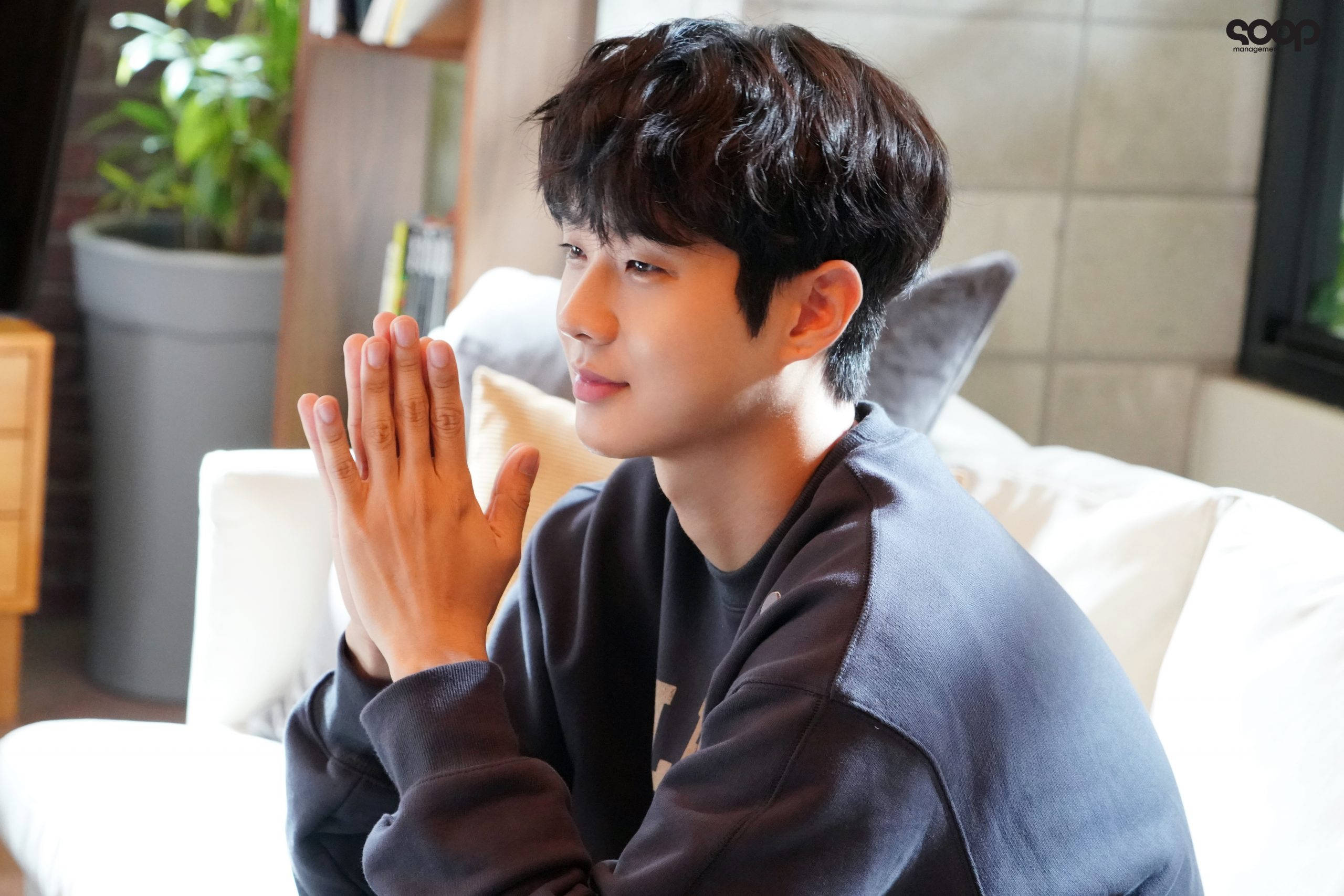 Choi Woo Shik, dark hair, white couch, 2K Desktop Wallpaper
