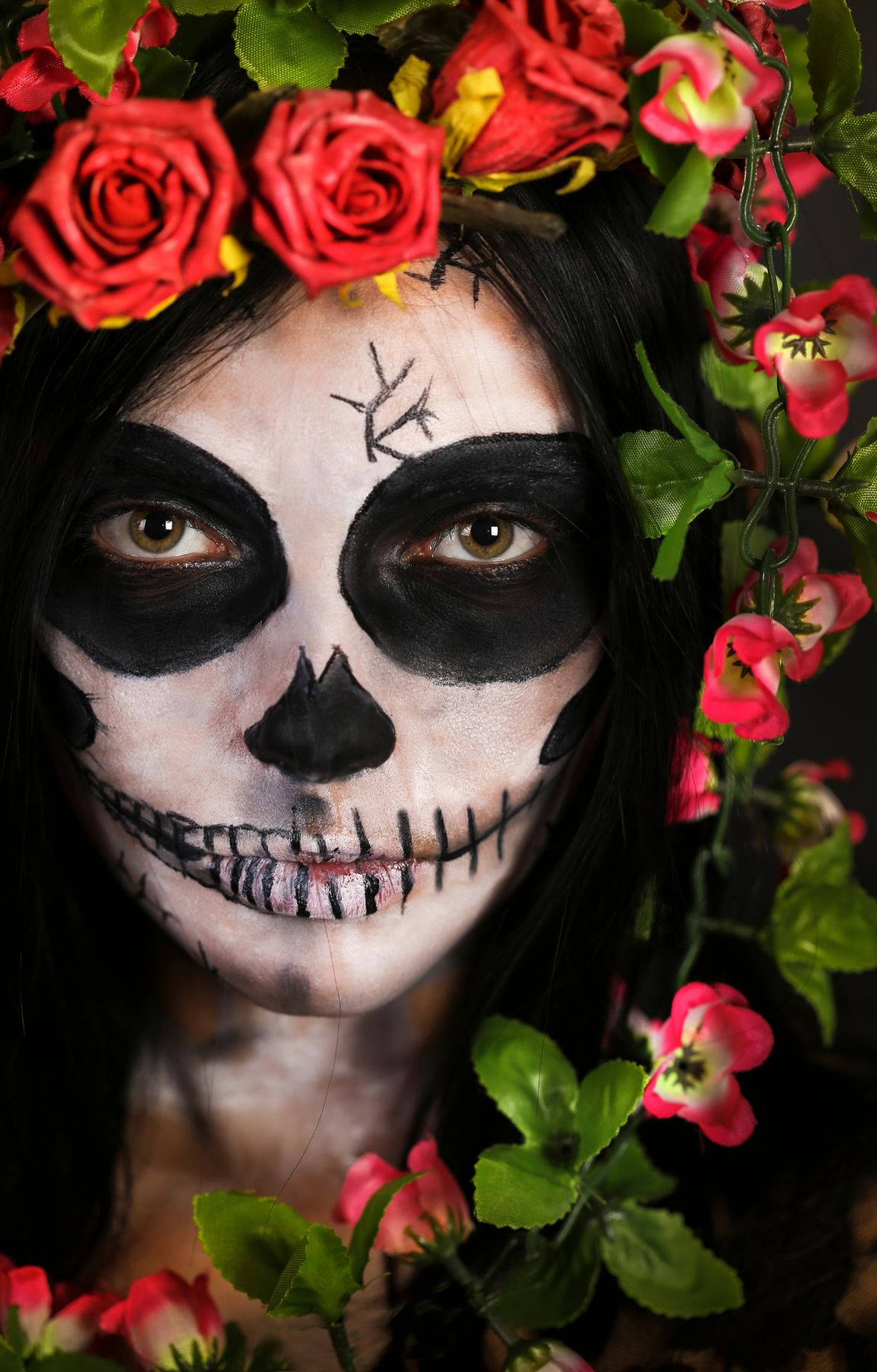 Chola Sugar Skulls, sugar skull makeup, vibrant red roses, HD Phone Wallpaper