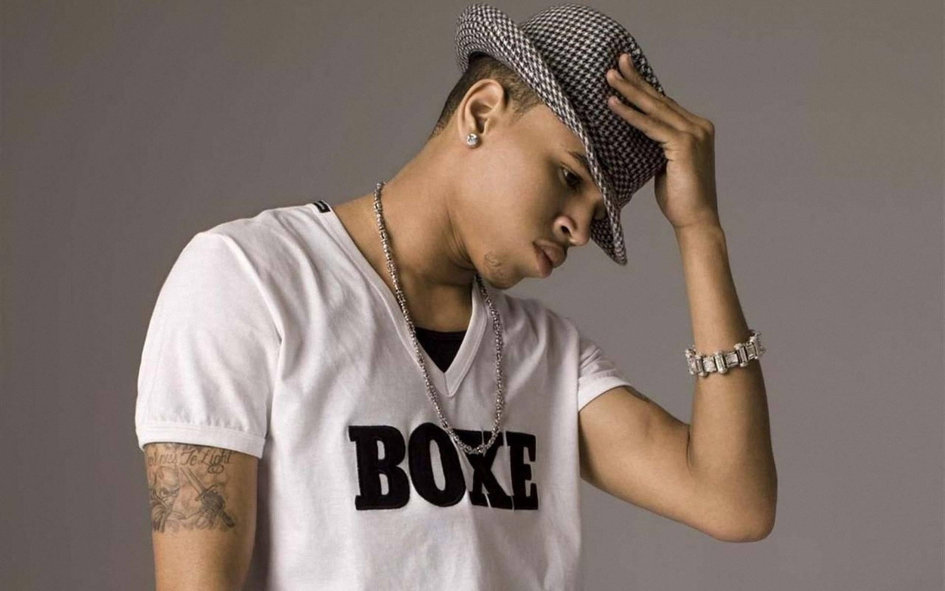 Chris Brown, white 'BOXE' tee, checkered hat, Full HD Desktop Wallpaper