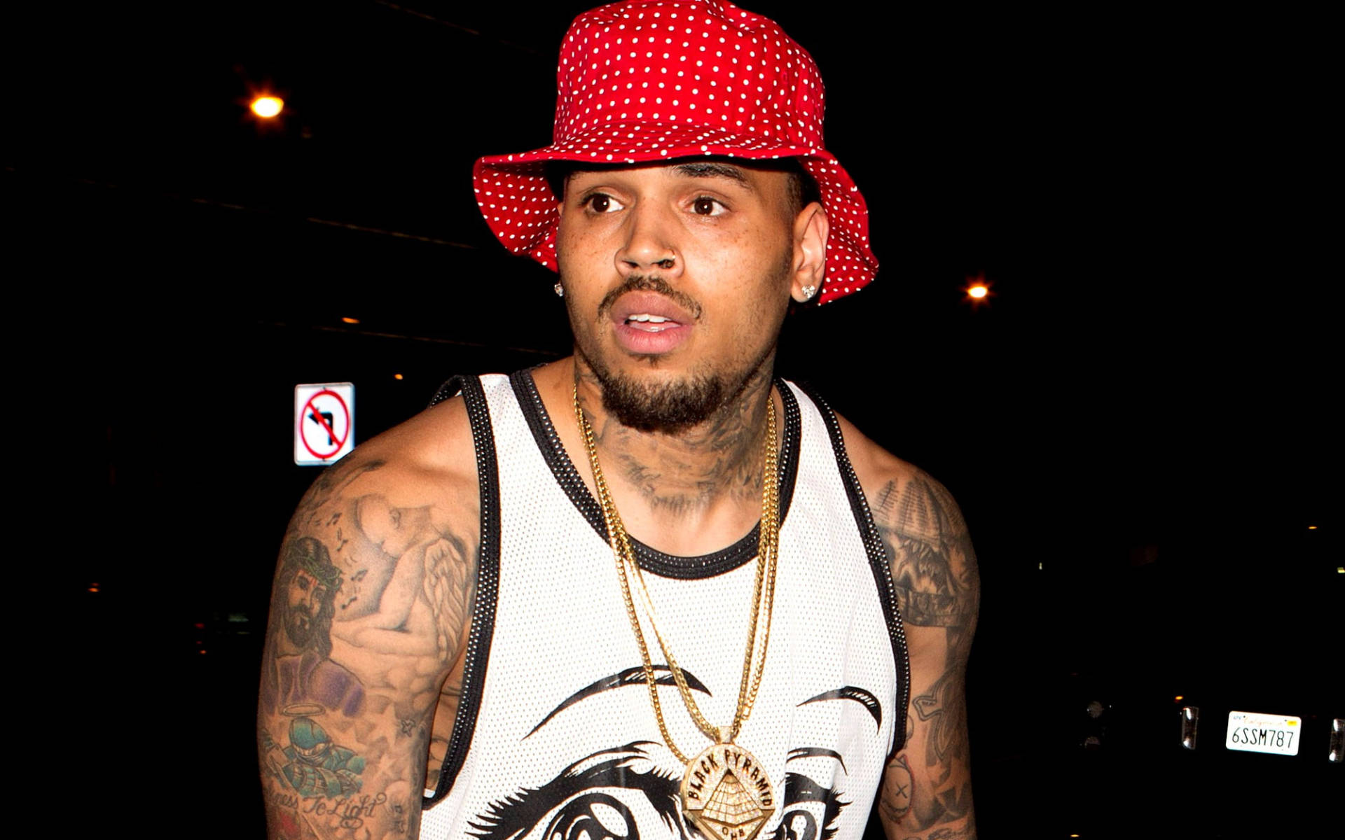 Chris Brown, red polka-dot hat, gold chains, Full HD Desktop Wallpaper