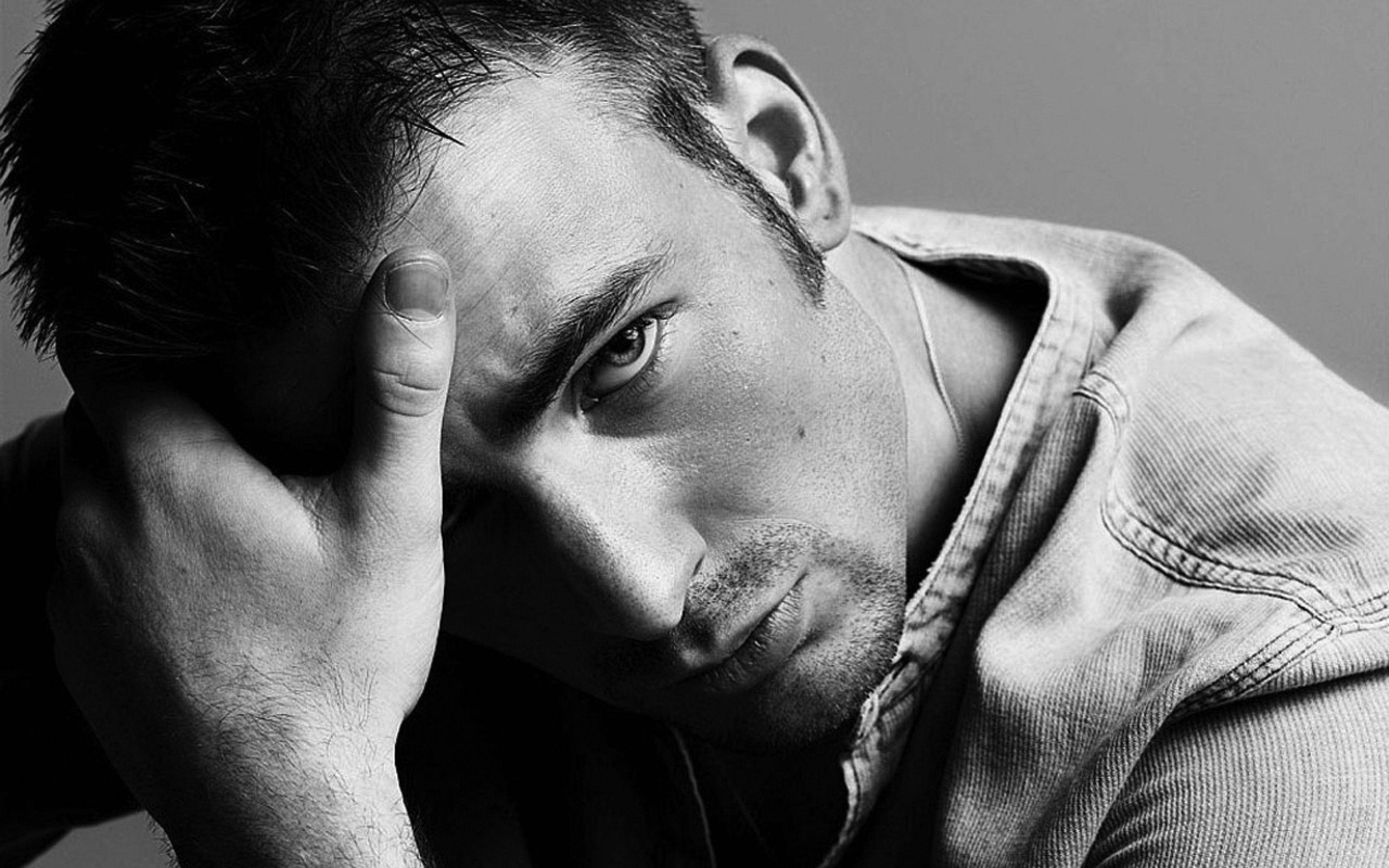Chris Evans, black and white portrait, resting his head on his hand, 4K Desktop Wallpaper