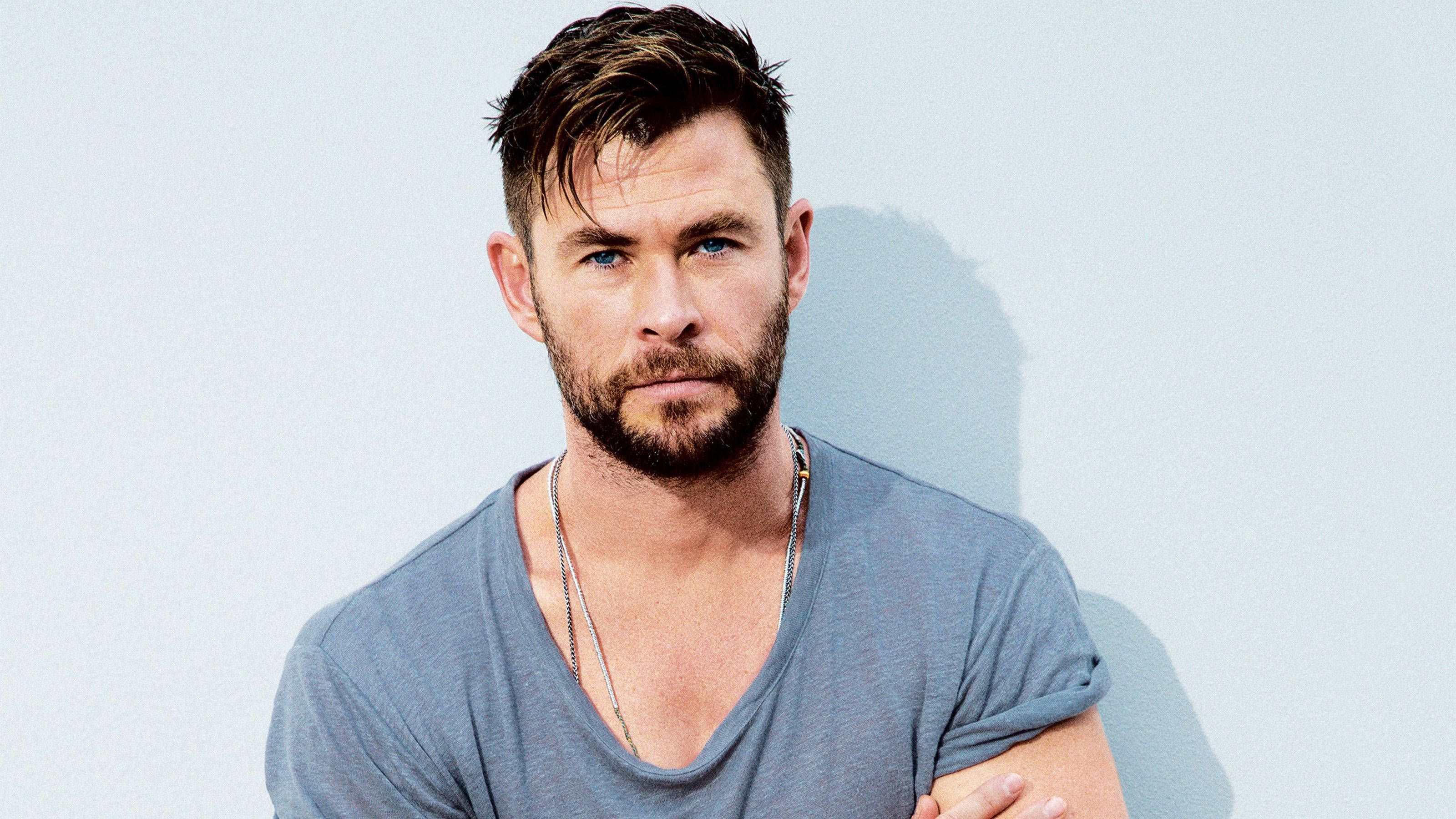 Chris Hemsworth, beard, blue eyes, 2K Desktop Wallpaper