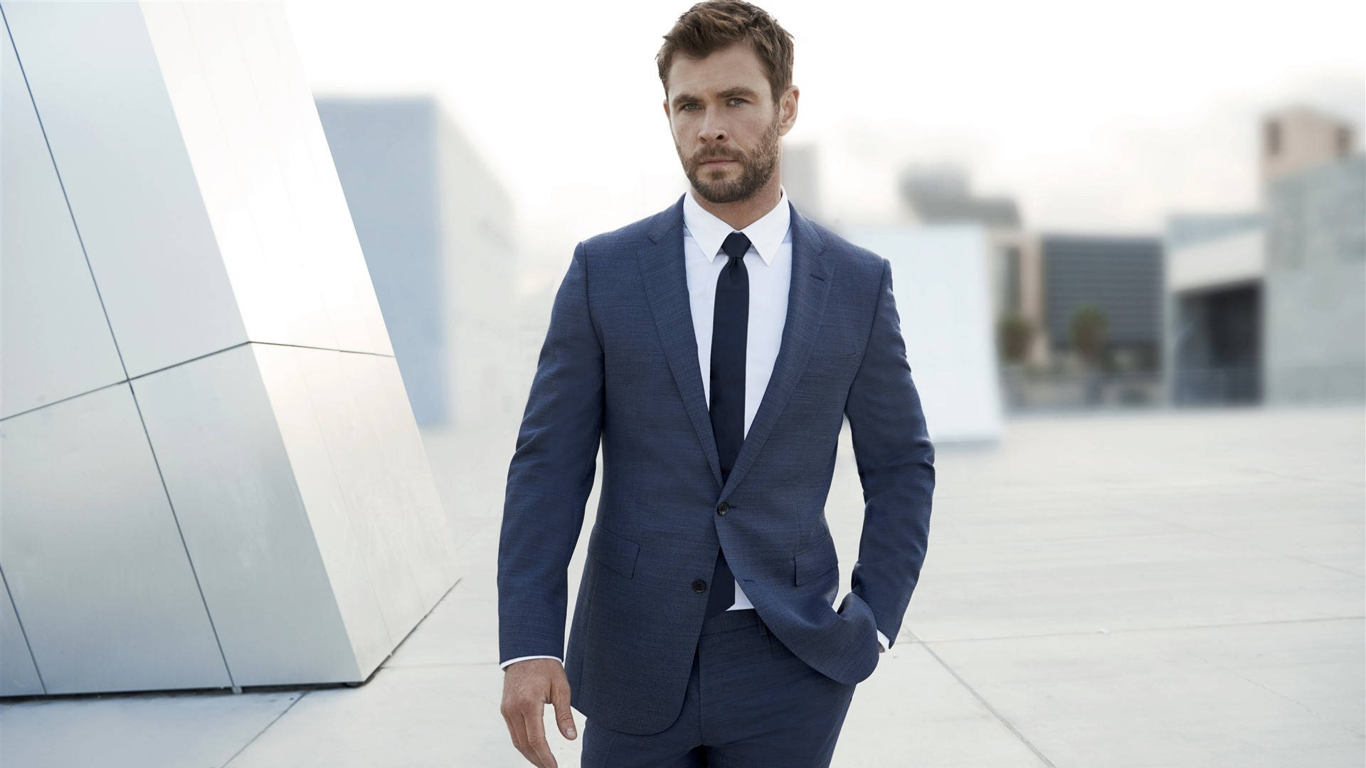 Chris Hemsworth, navy suit, modern glass and concrete urban backdrop, Full HD Desktop Wallpaper