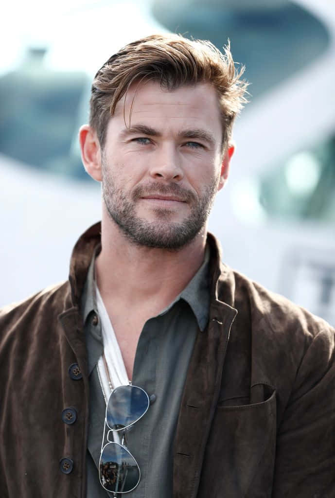 Chris Hemsworth, brown suede jacket, sunglasses, SD Phone Wallpaper