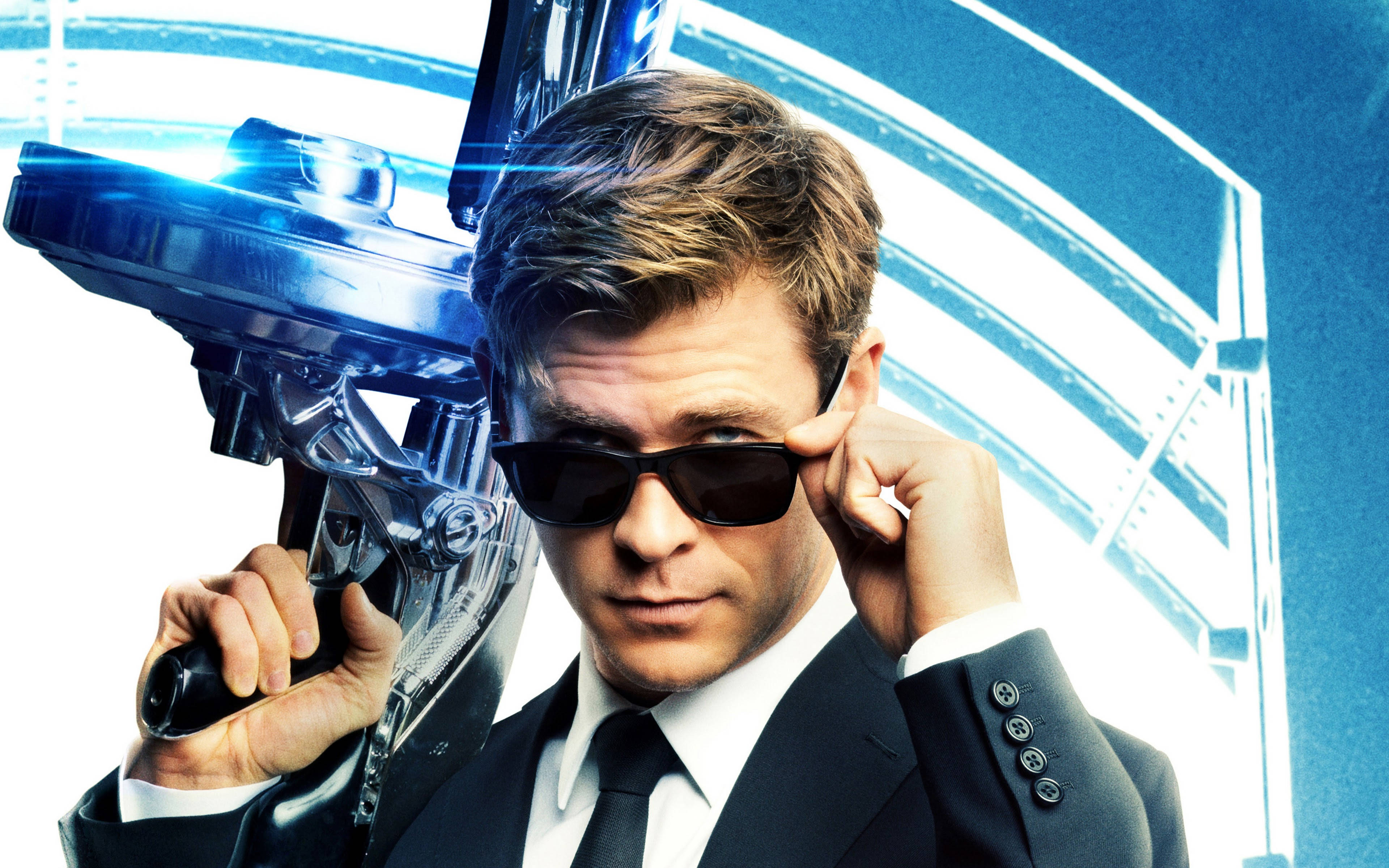 Chris Hemsworth, Men in Black, futuristic weapon, 4K Desktop Wallpaper