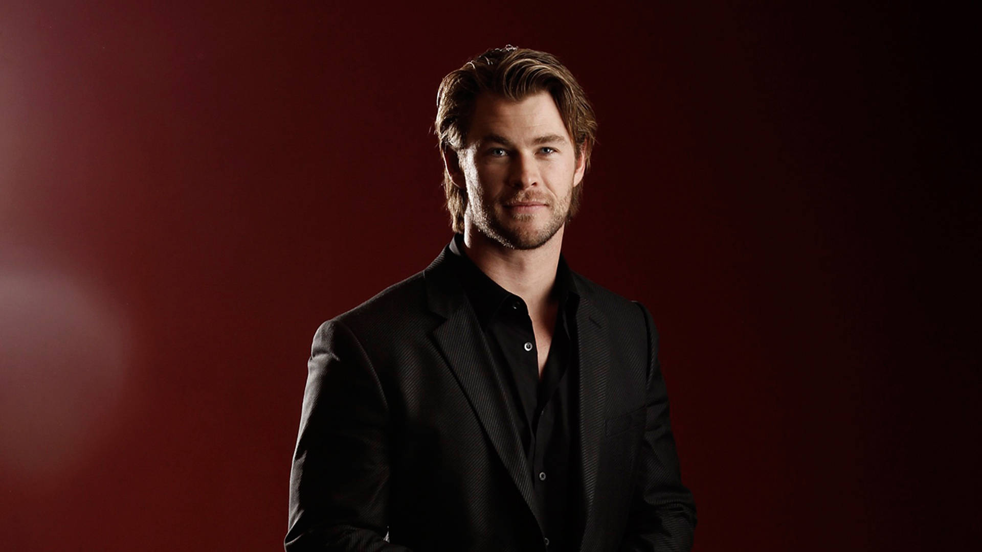 Chris Hemsworth, black suit, deep red studio background, Full HD Desktop Wallpaper