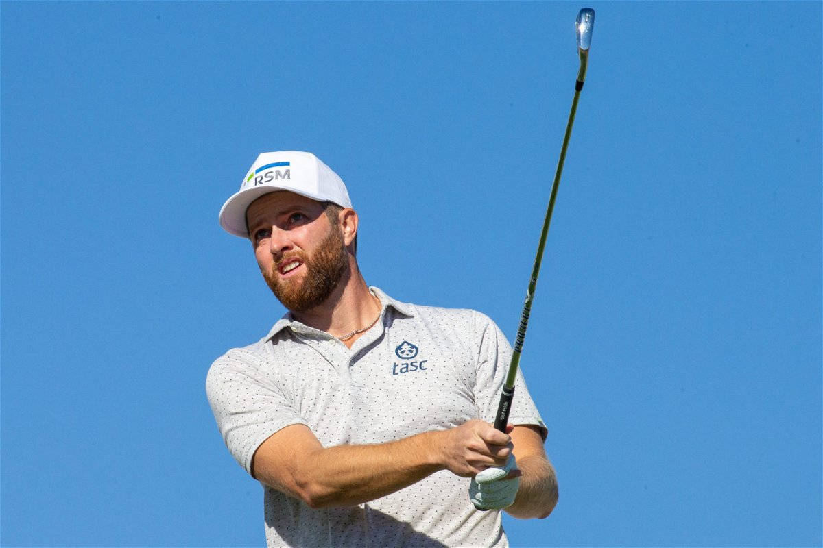 Chris Kirk, steady follow-through swing, clear blue sky, SD Desktop Wallpaper