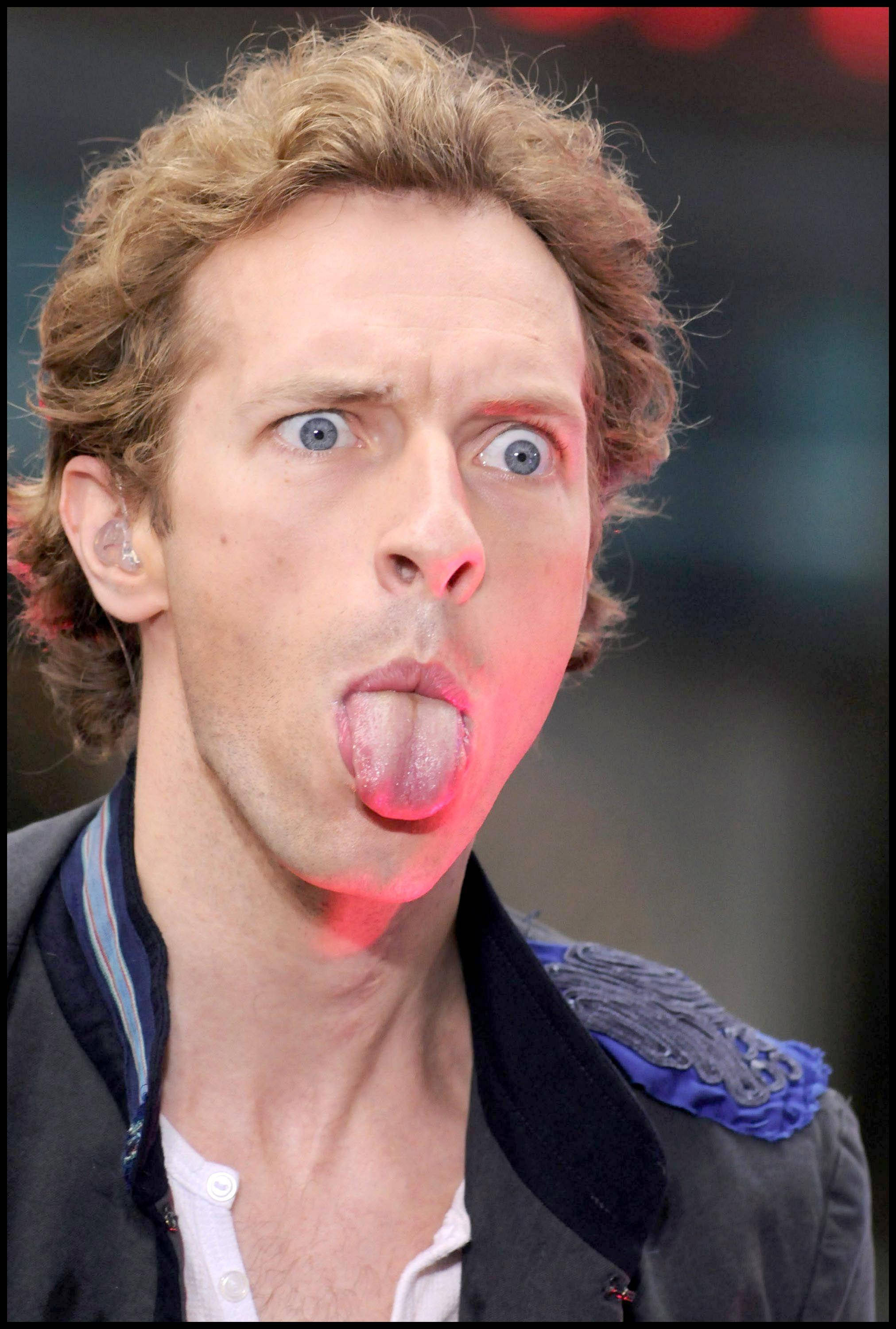 Chris Martin, curly hair, blue eyes, 2K Phone Wallpaper