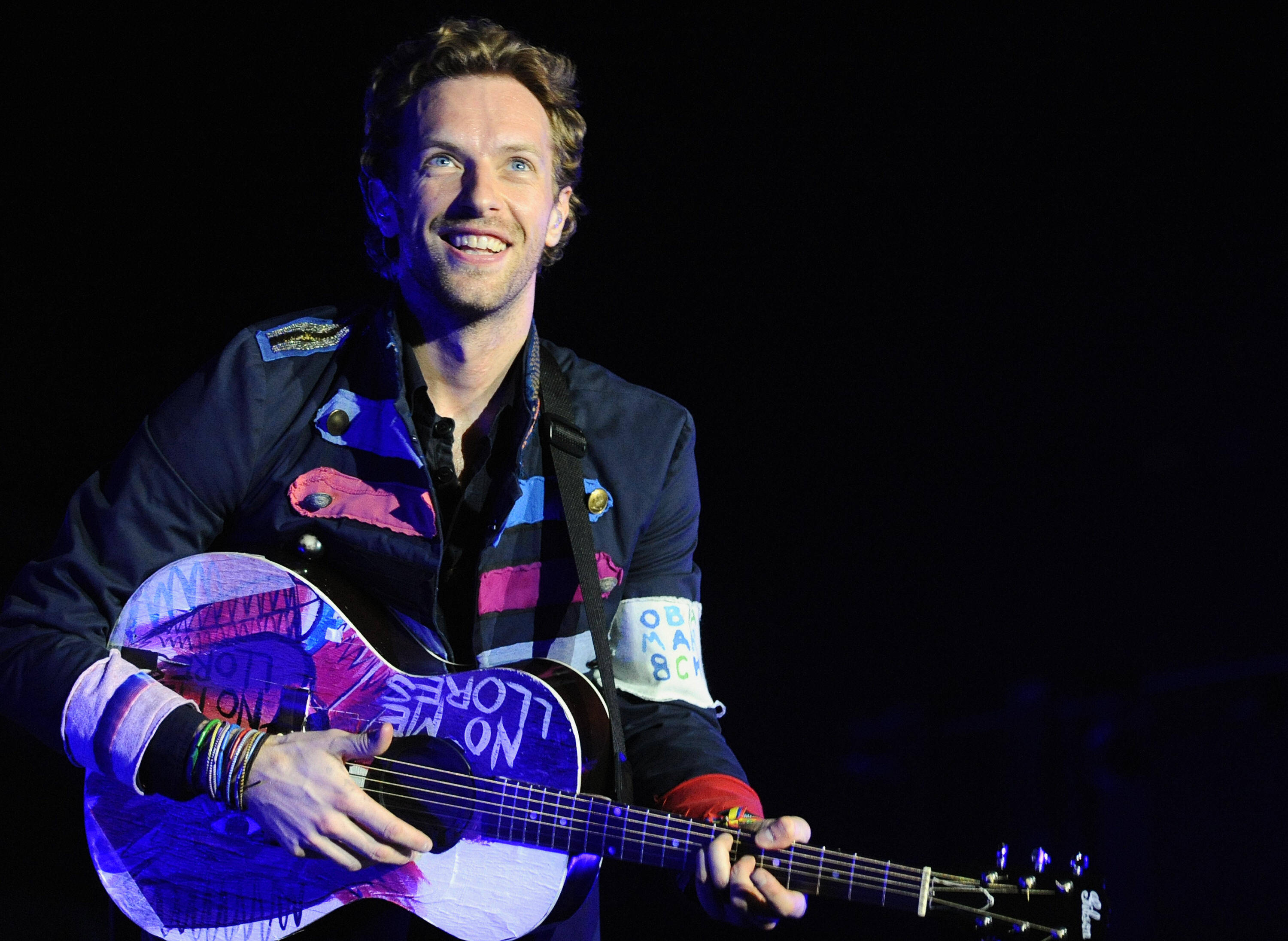 Chris Martin, acoustic guitar, stage lights, 2K Desktop Wallpaper