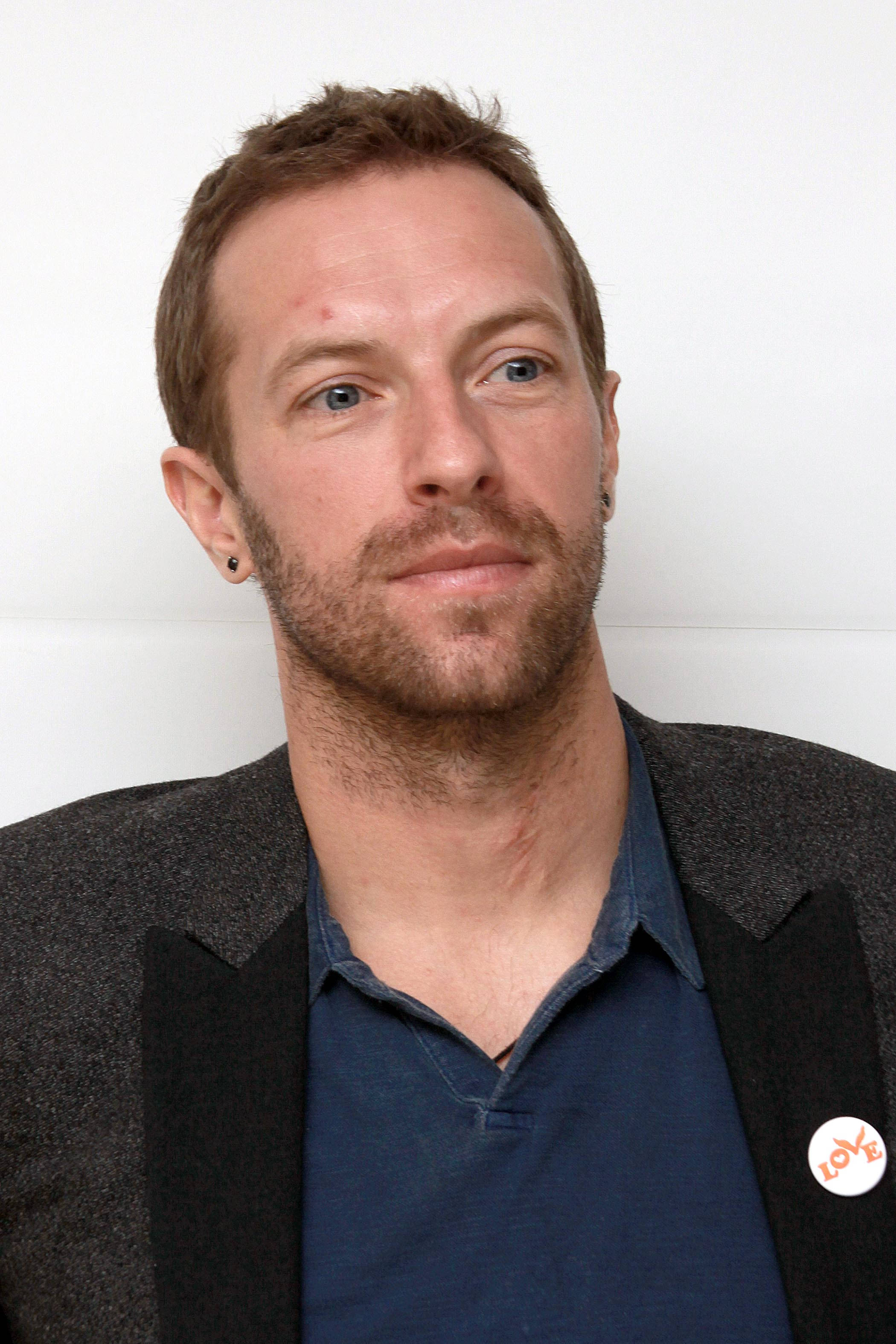 Chris Martin, short brown hair, blue eyes, 2K Phone Wallpaper