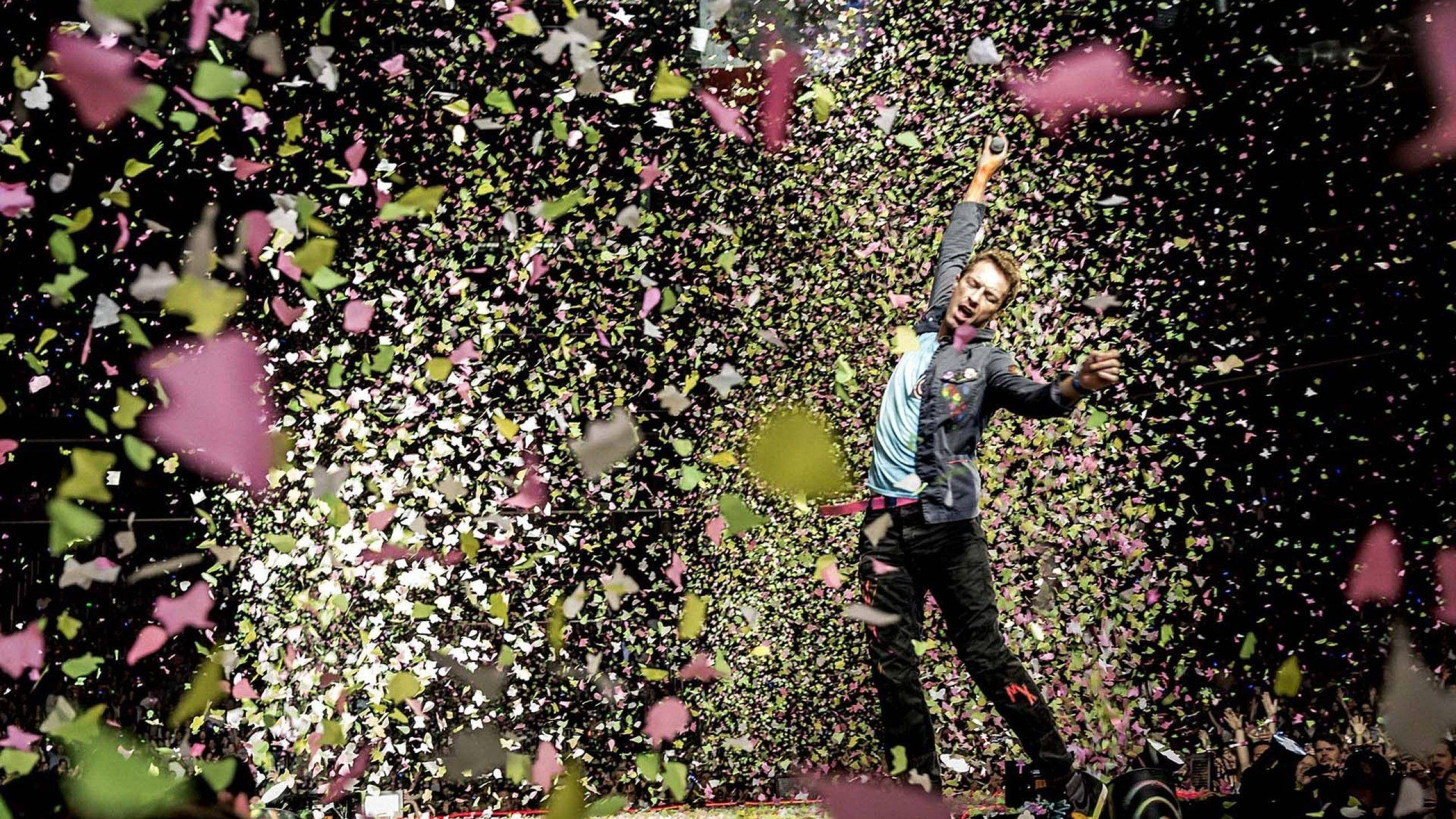 Chris Martin, pink confetti, green confetti, 2K Desktop Wallpaper