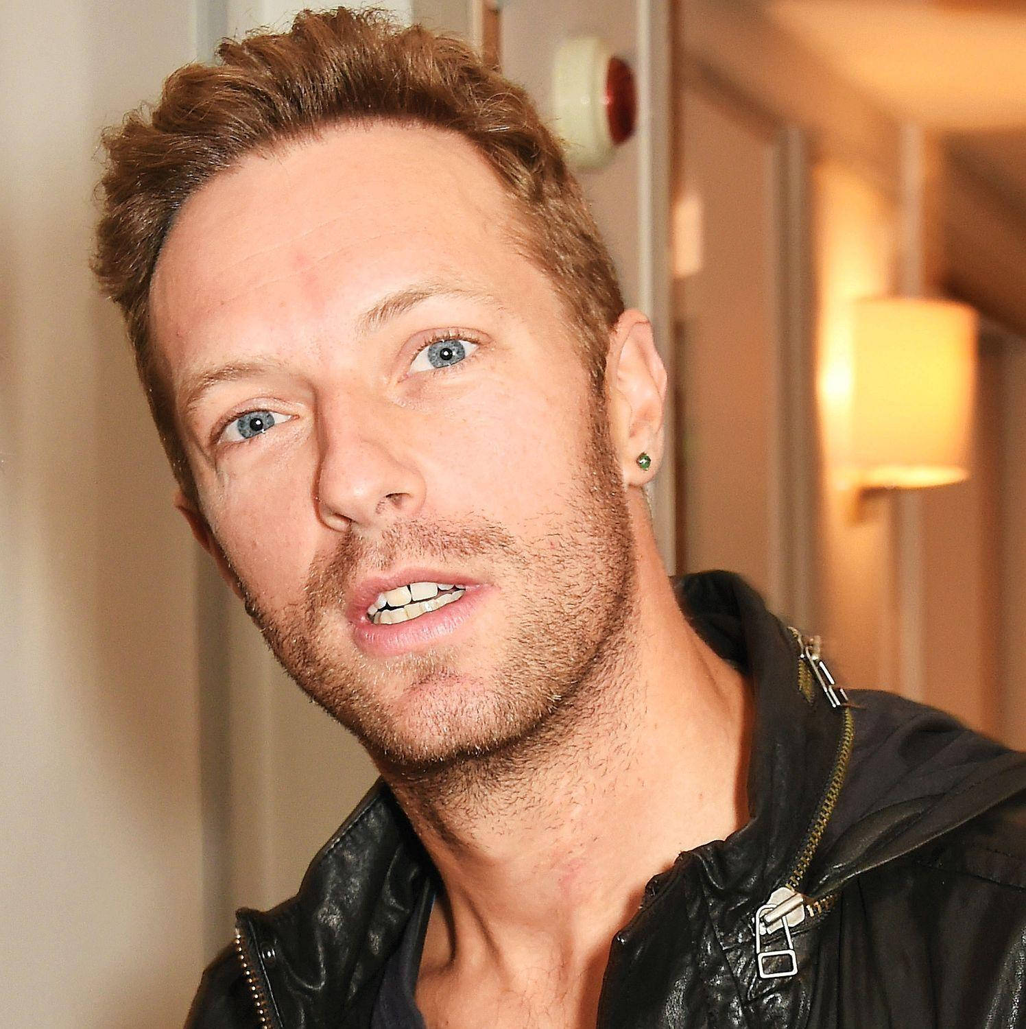 Chris Martin, blue eyes, black leather jacket, HD Phone Wallpaper