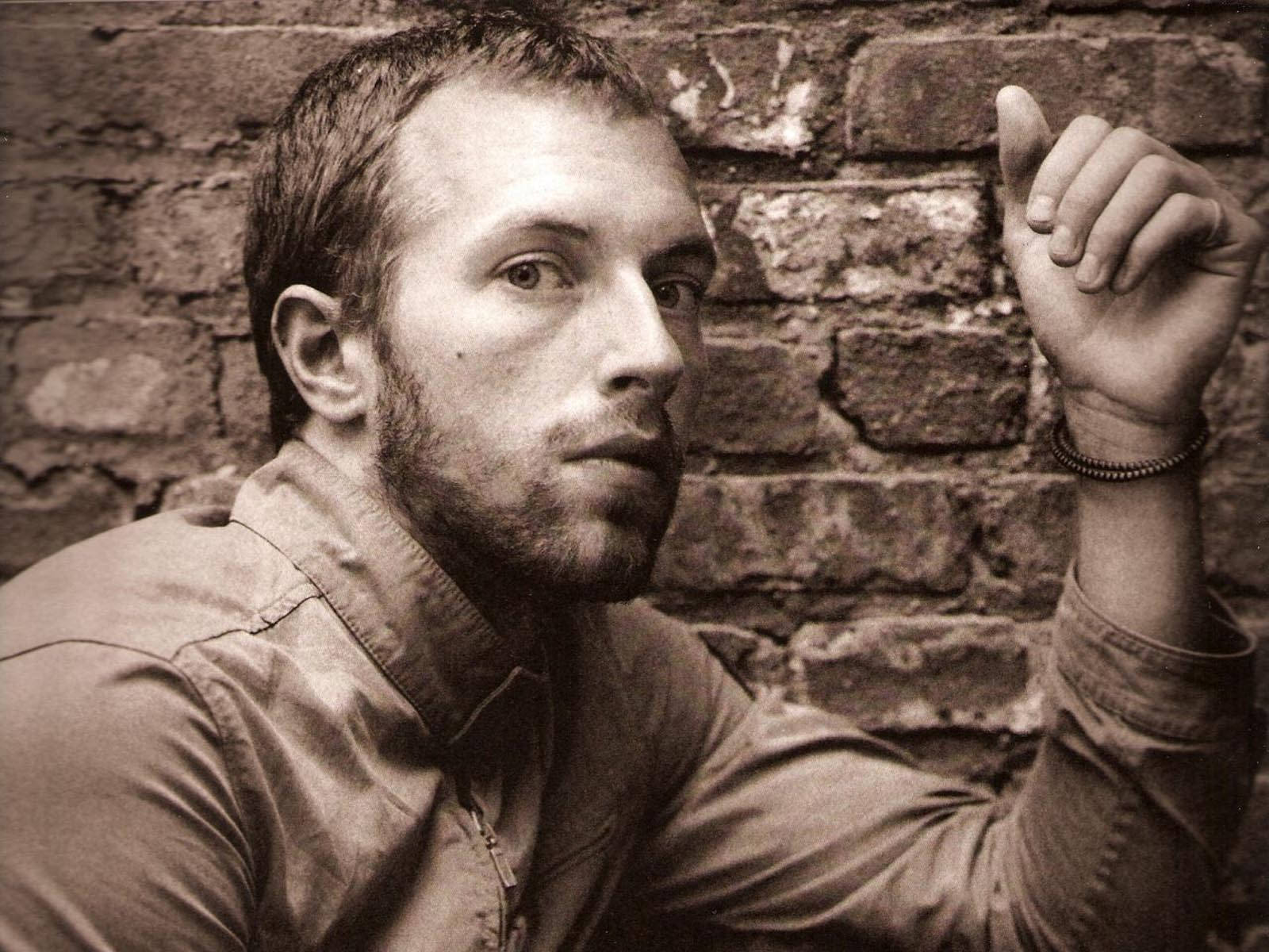 Chris Martin, beard, weathered brick wall, HD Desktop Wallpaper