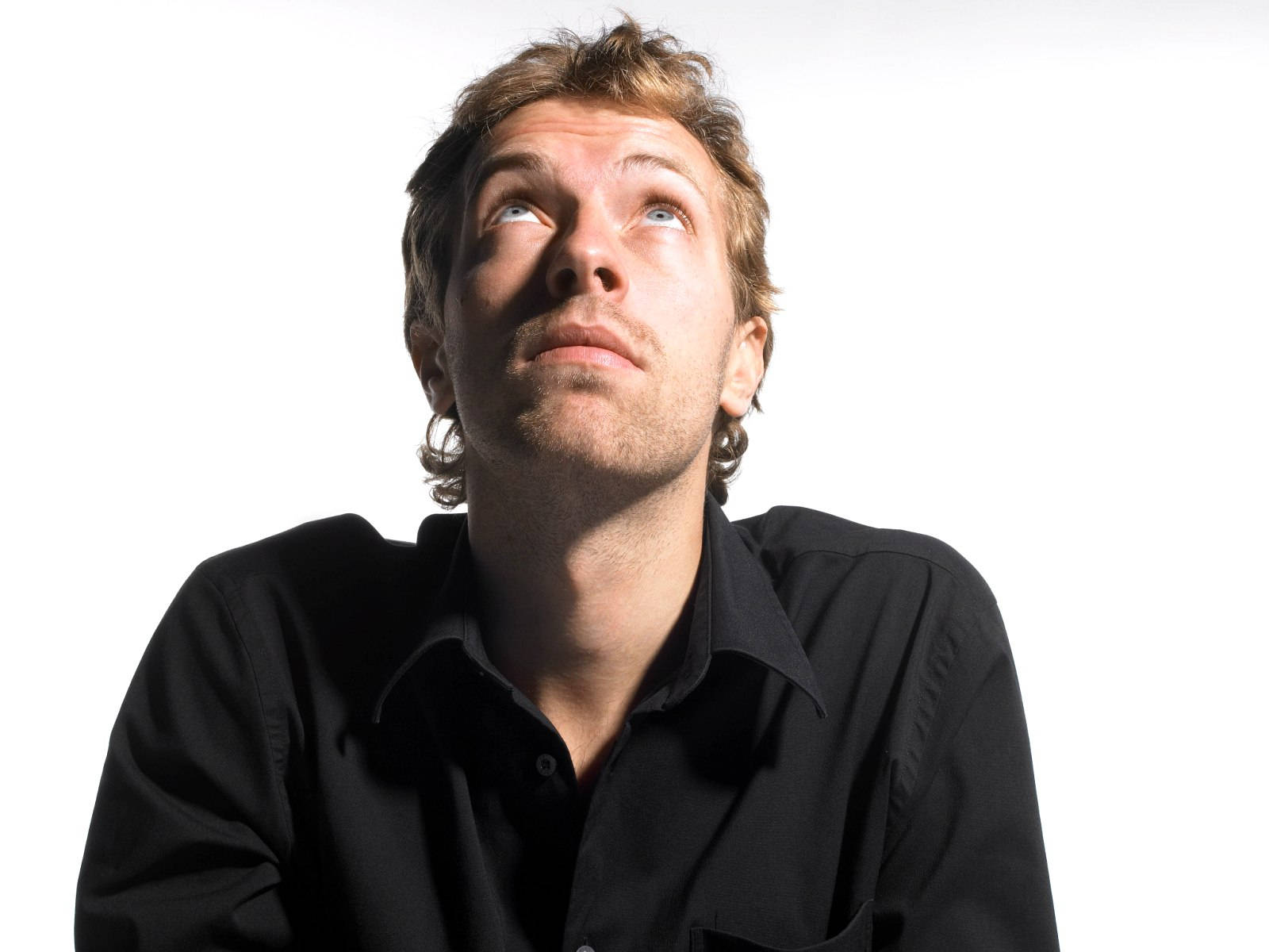 Chris Martin, black shirt, thoughtful expression, HD Desktop Wallpaper