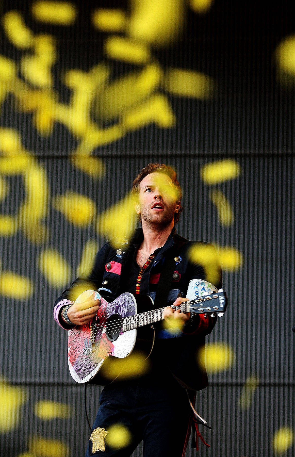 Chris Martin, guitar, yellow confetti, HD Phone Wallpaper