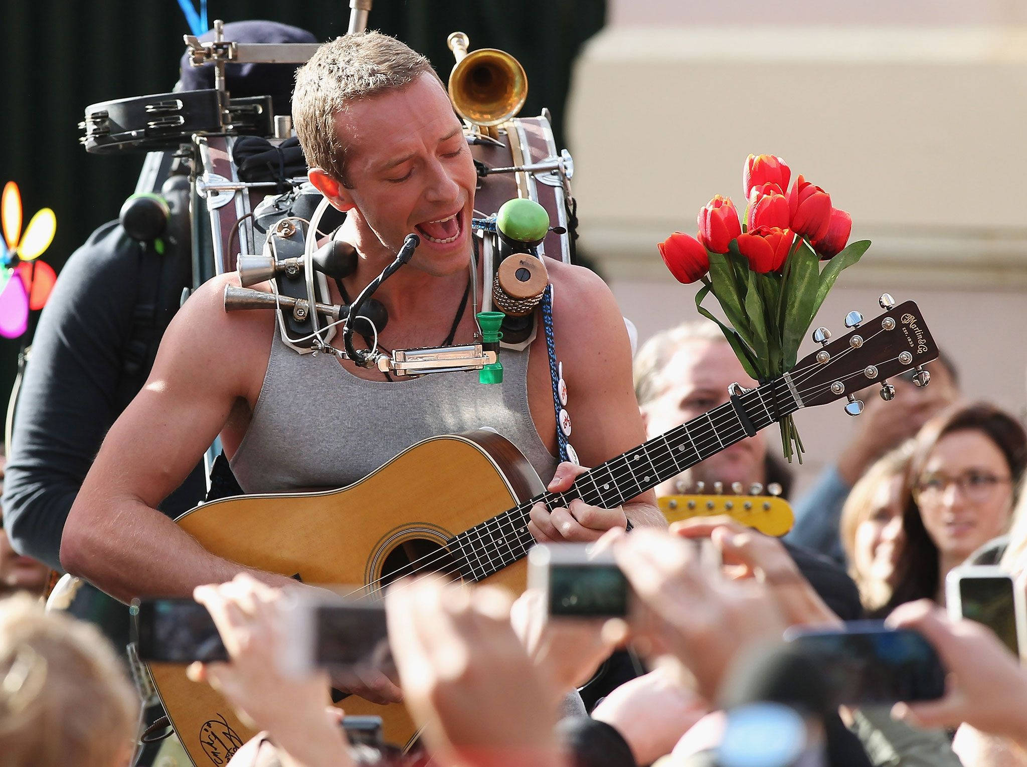 Chris Martin, acoustic guitar, cheering crowds, Full HD Desktop Wallpaper