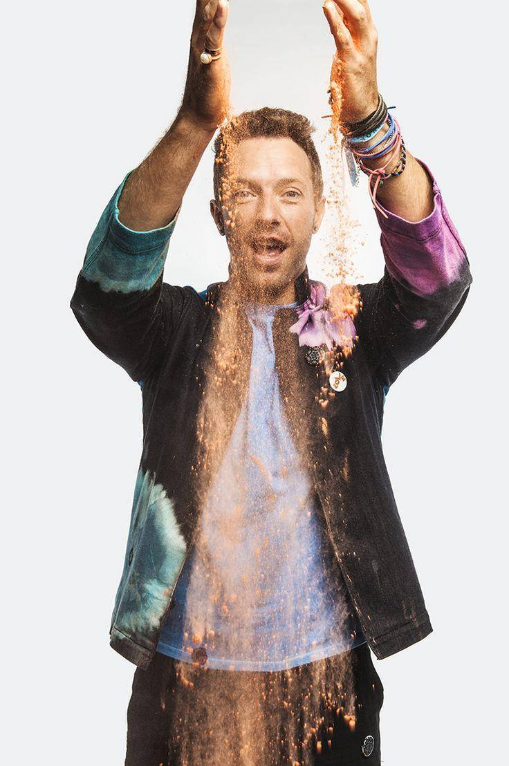 Chris Martin, golden sand, arms raised, SD Phone Wallpaper